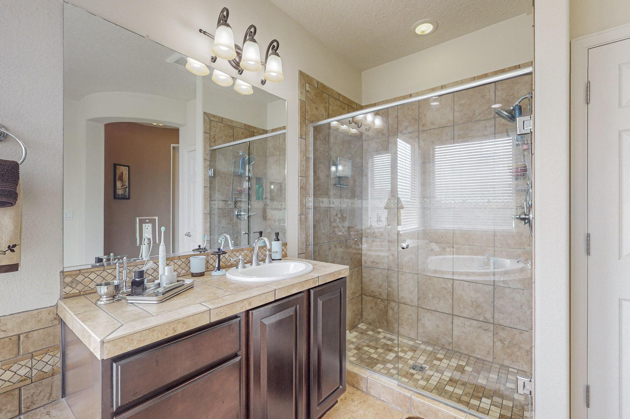 3916 Las Colinas Avenue NE