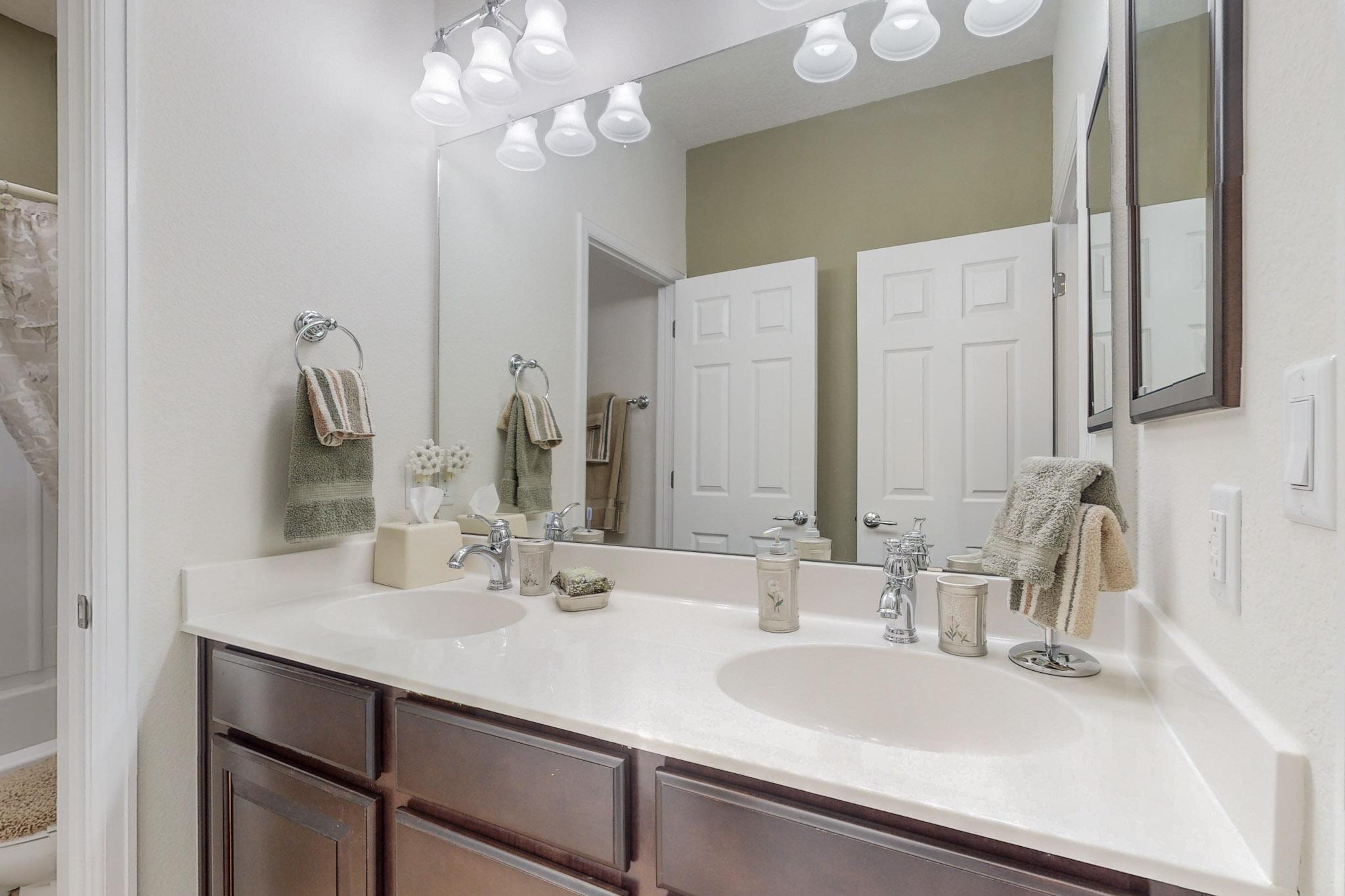 3916 Las Colinas Avenue NE