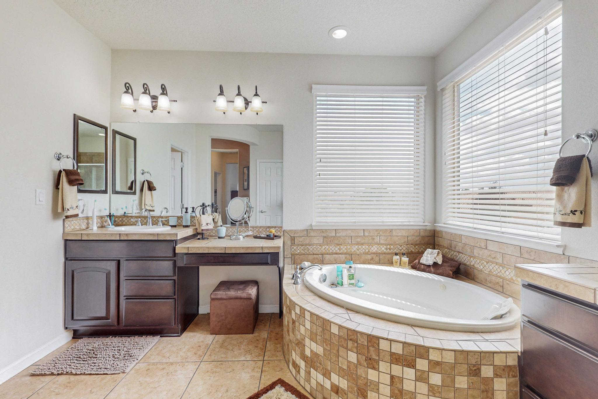 3916 Las Colinas Avenue NE