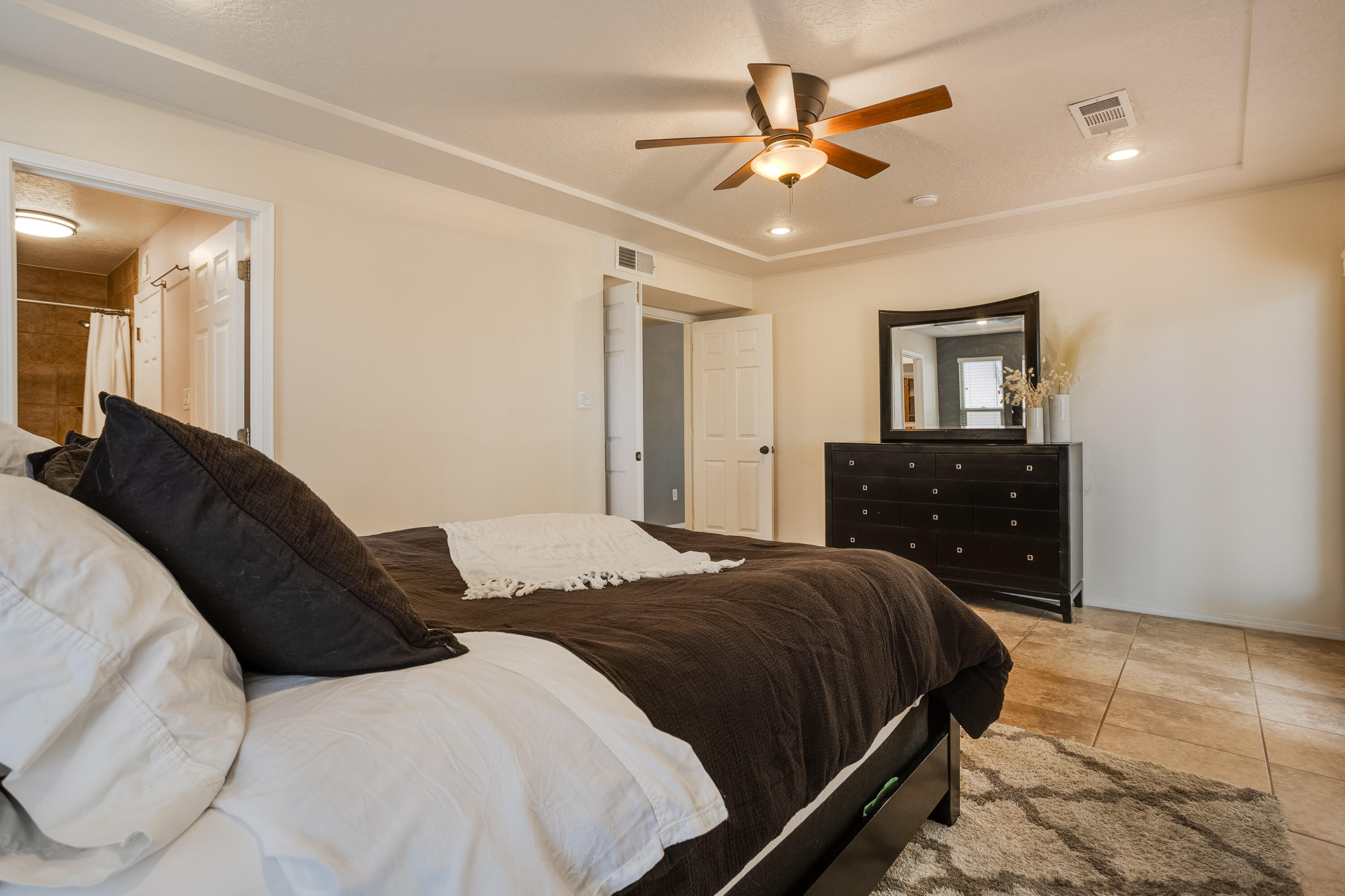 6913 Old Orchard Lane NE