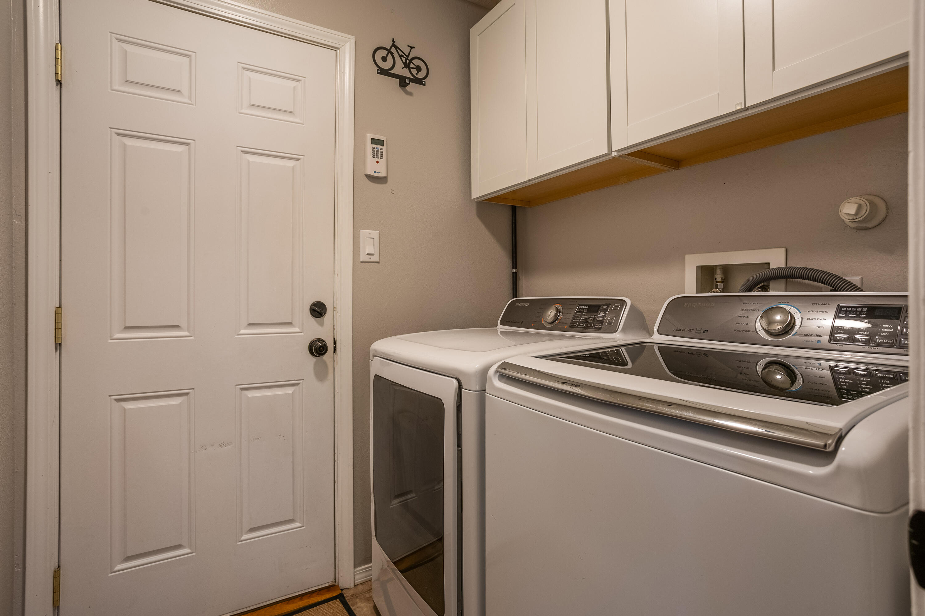 6913 Old Orchard Lane NE