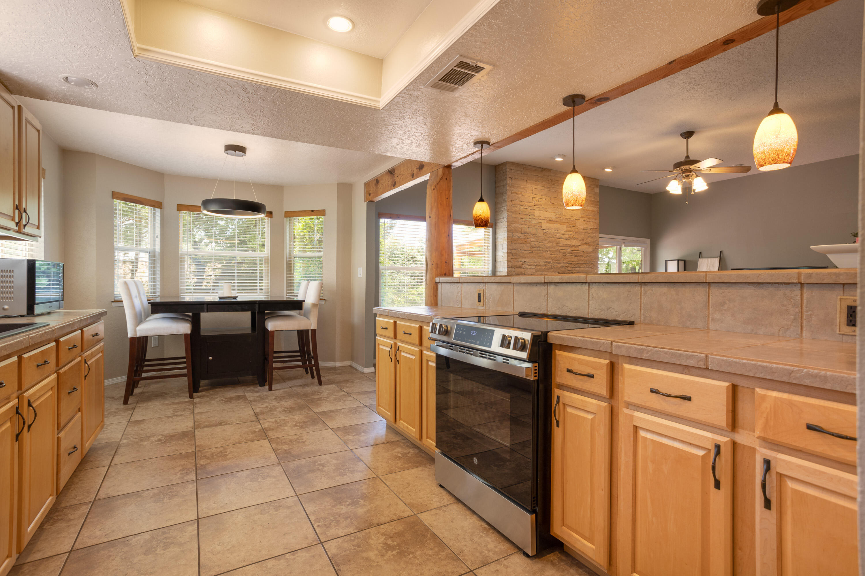 6913 Old Orchard Lane NE