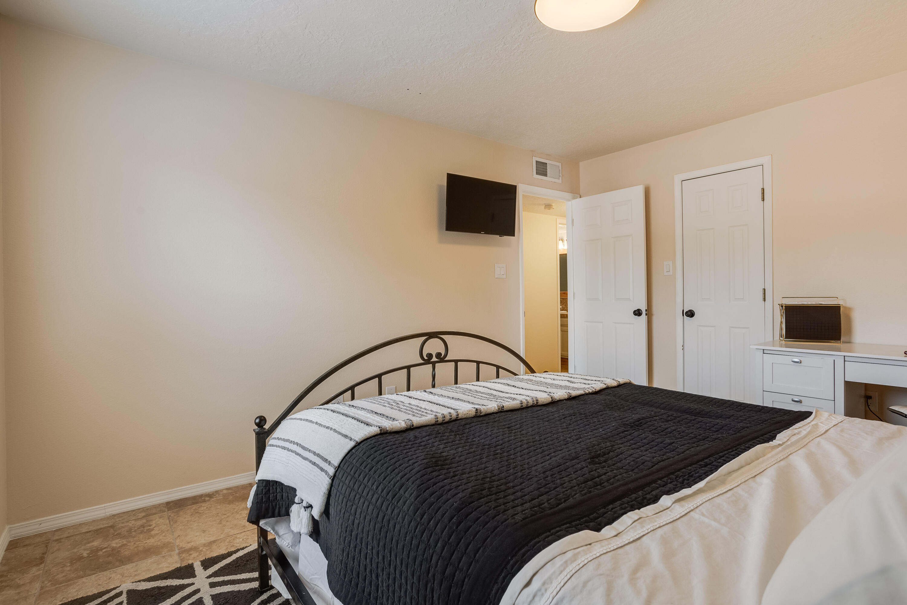 6913 Old Orchard Lane NE