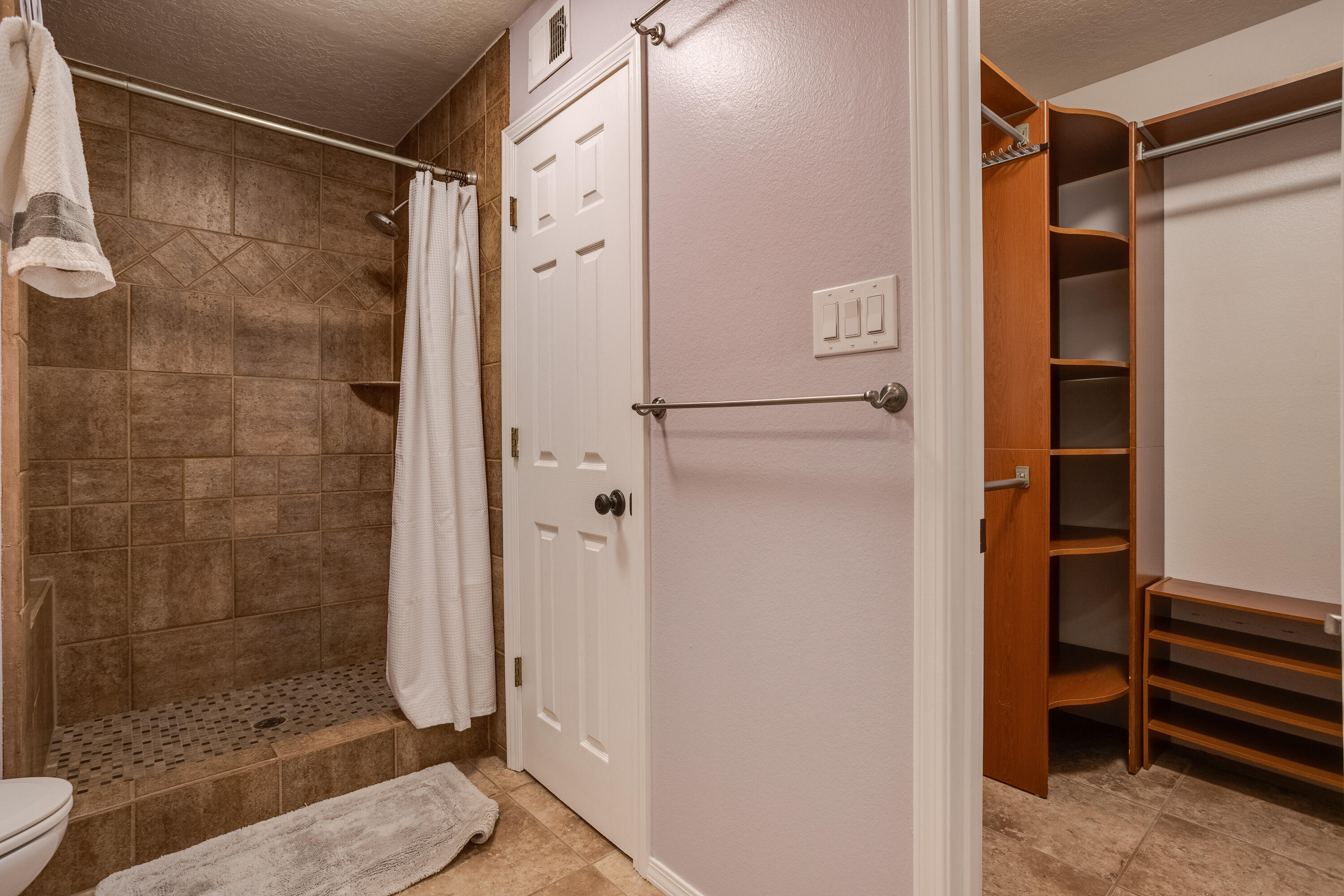 6913 Old Orchard Lane NE