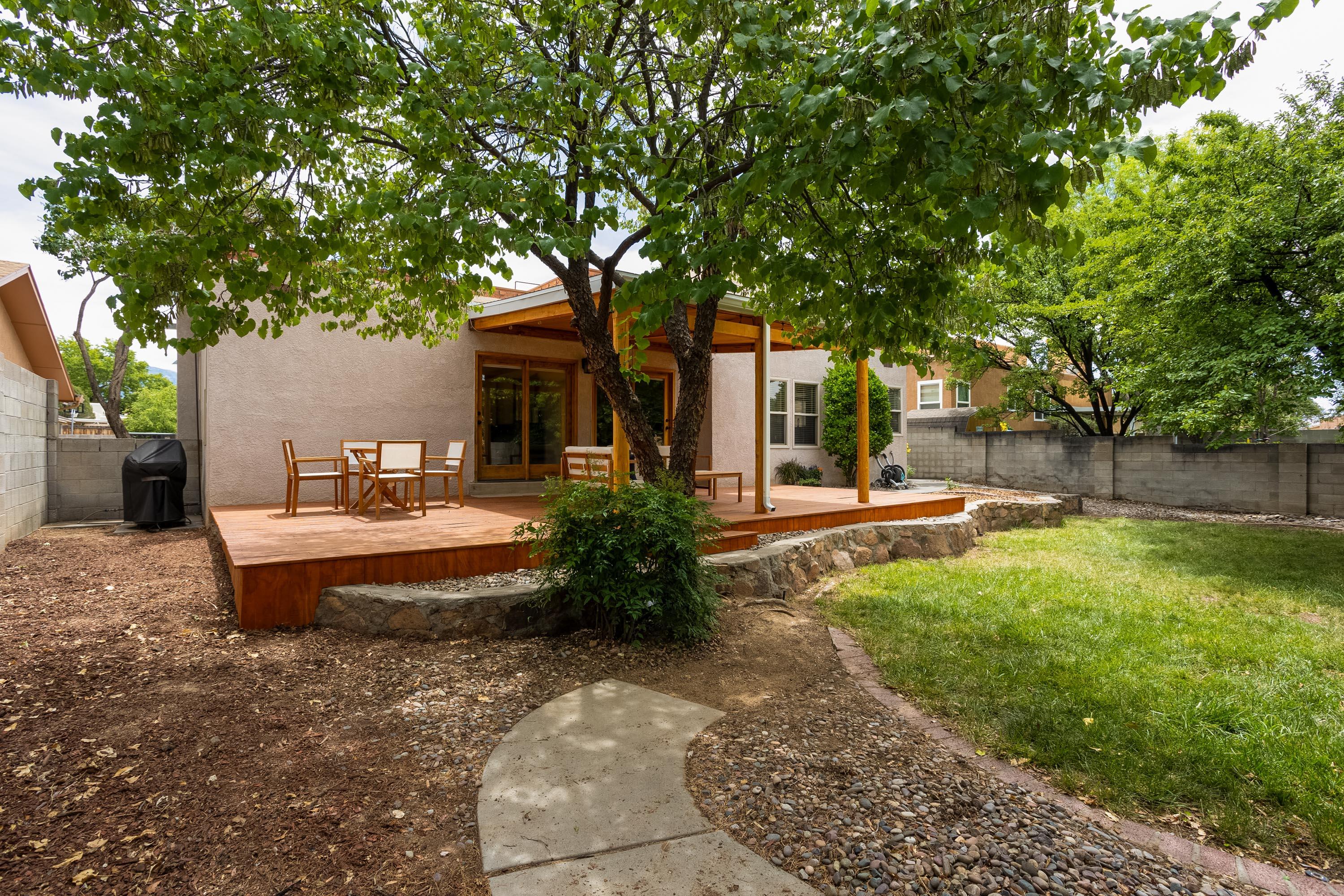 6913 Old Orchard Lane NE