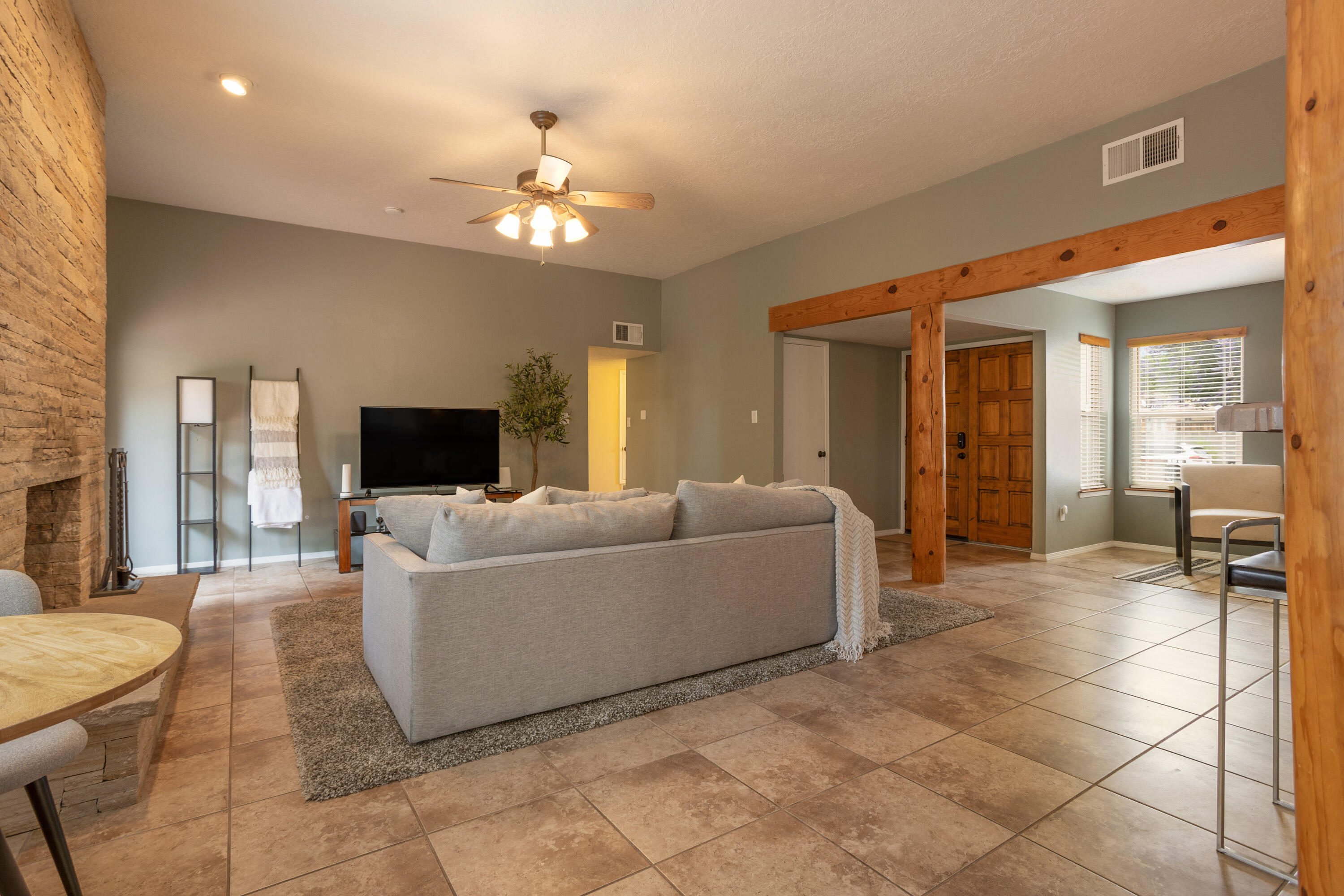 6913 Old Orchard Lane NE