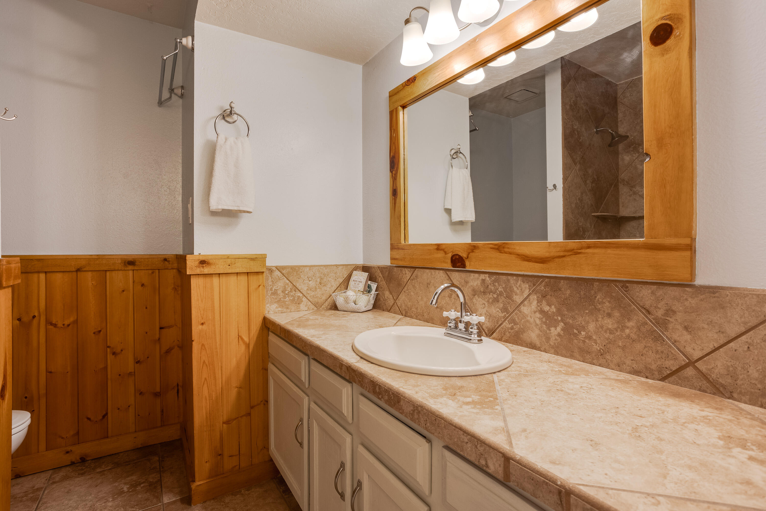 6913 Old Orchard Lane NE