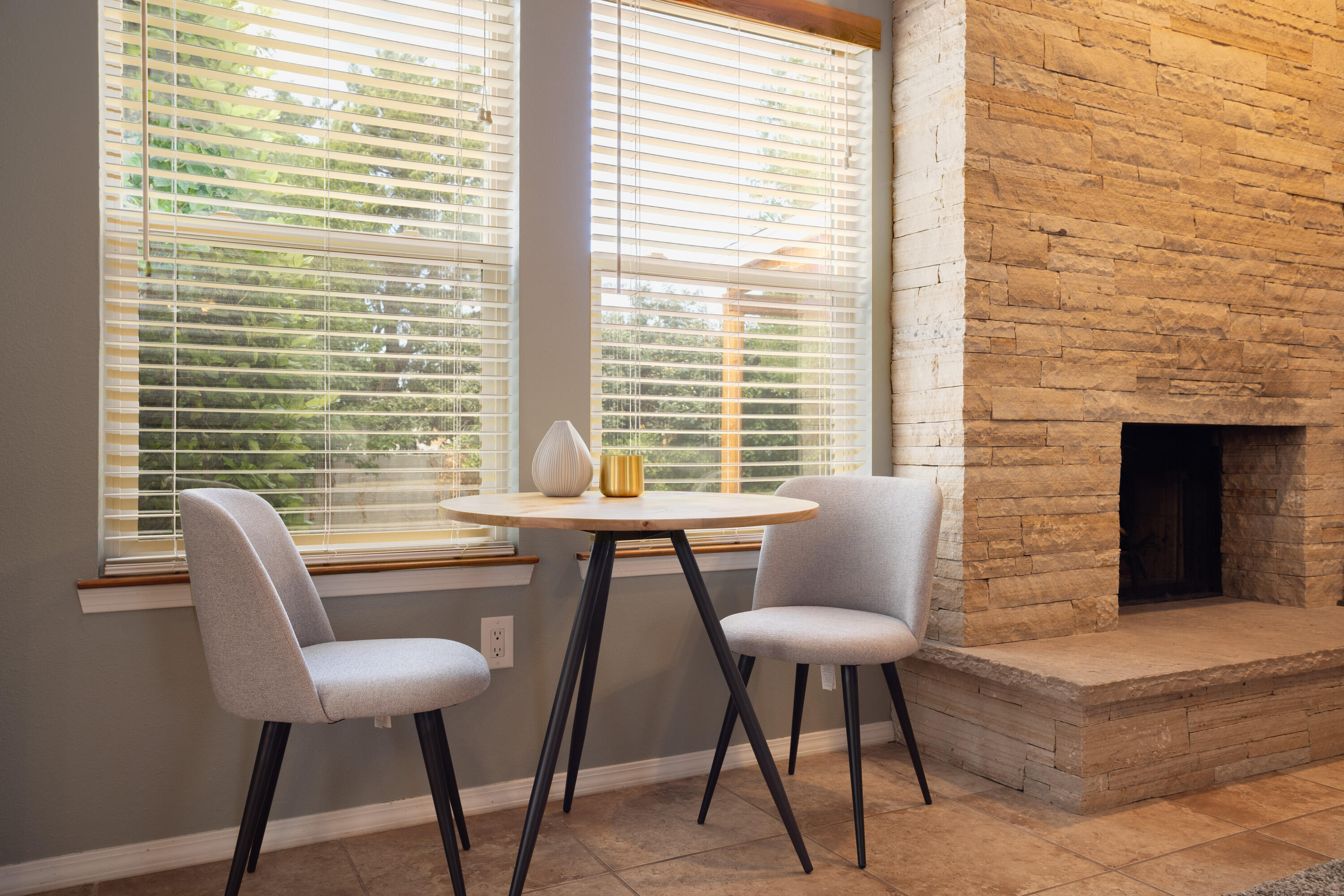 6913 Old Orchard Lane NE