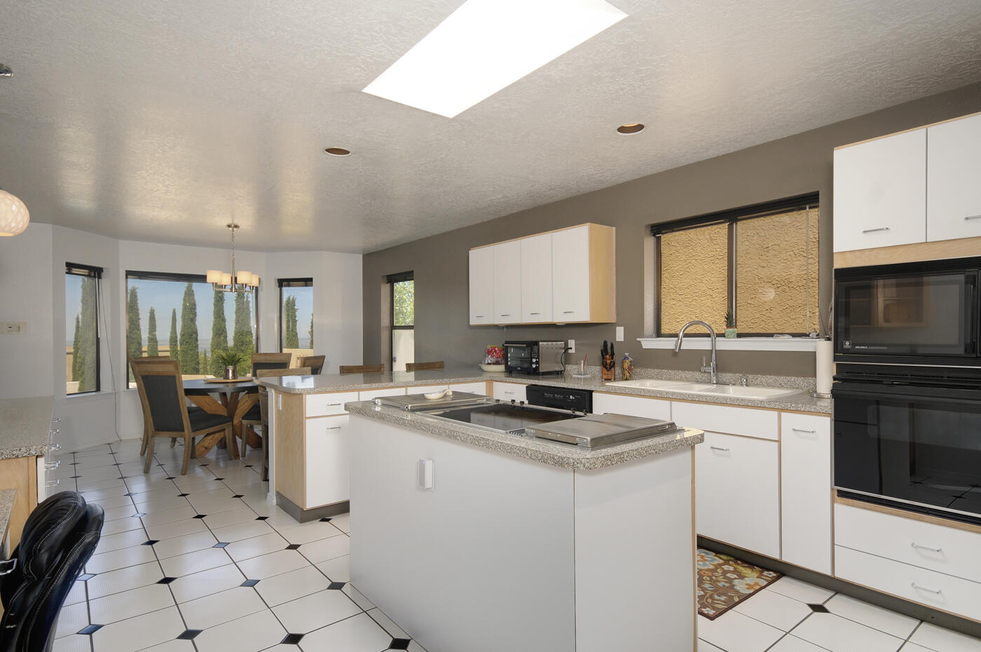 1609 Camino De La Sierra NE