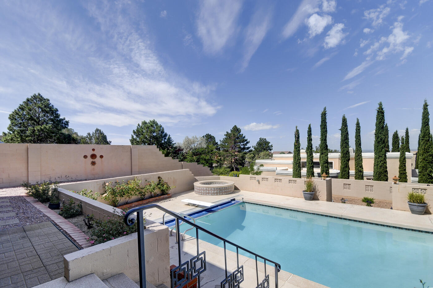 1609 Camino De La Sierra NE
