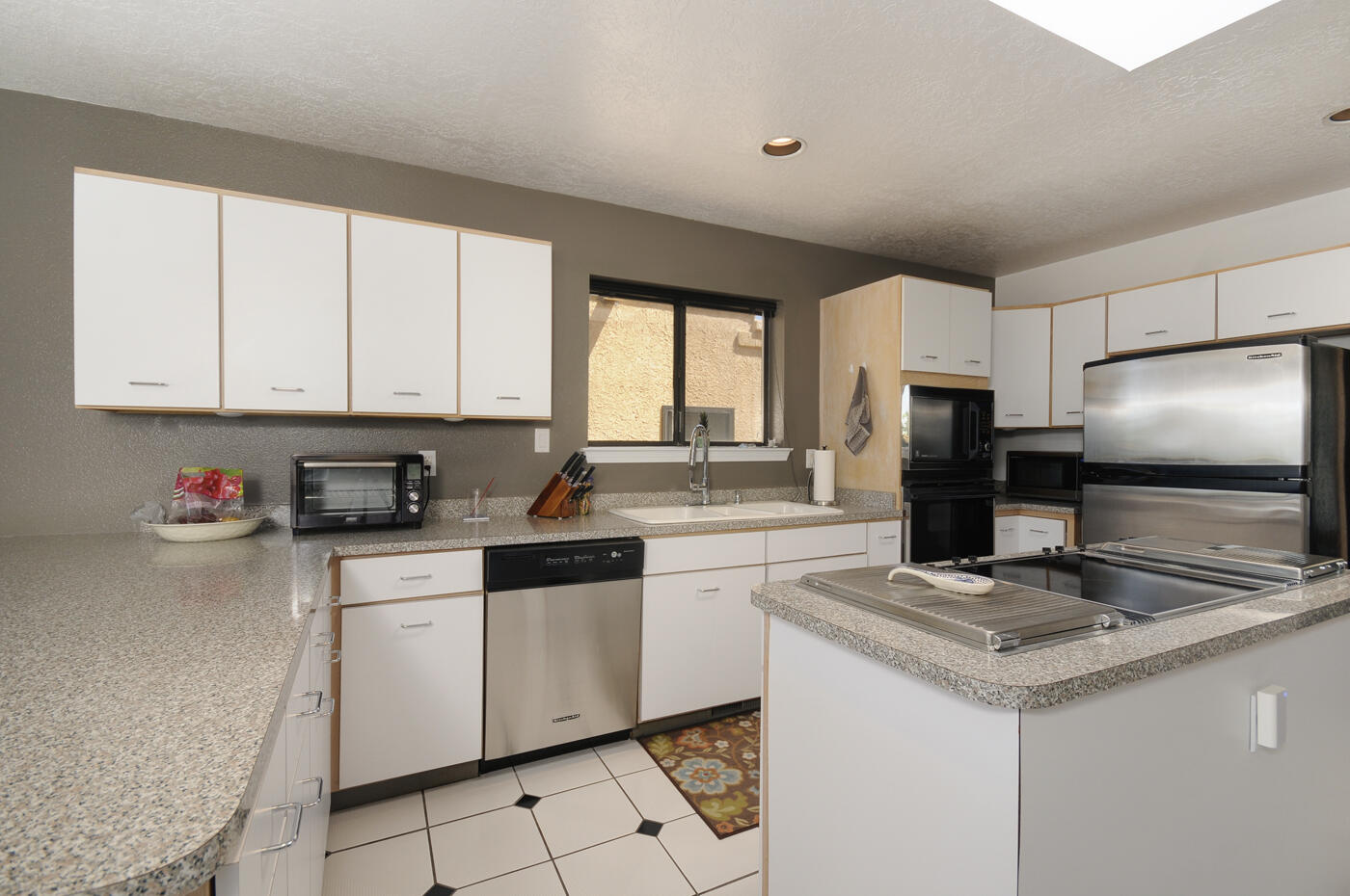 1609 Camino De La Sierra NE