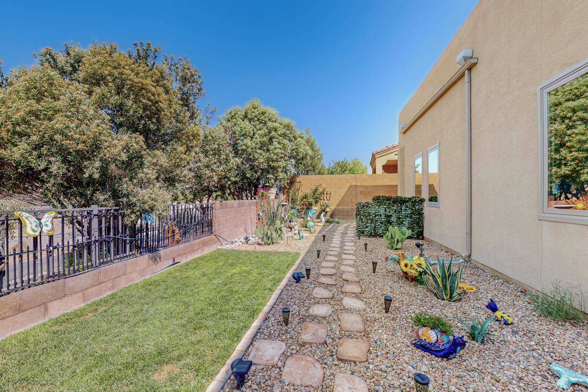 1725 Vista De Colinas Drive SE