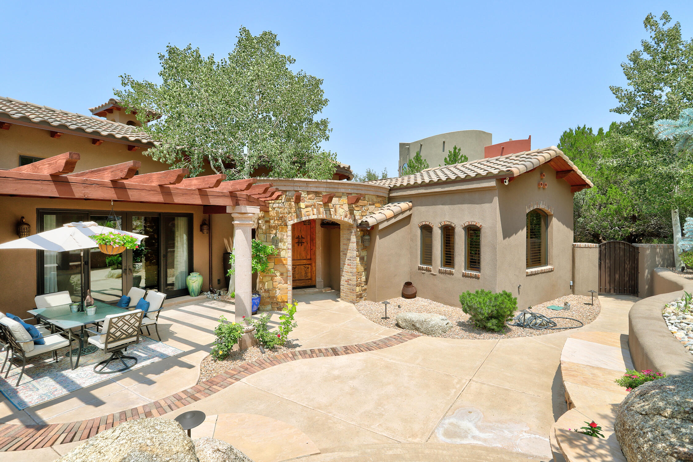 1113 La Luz Trail NE