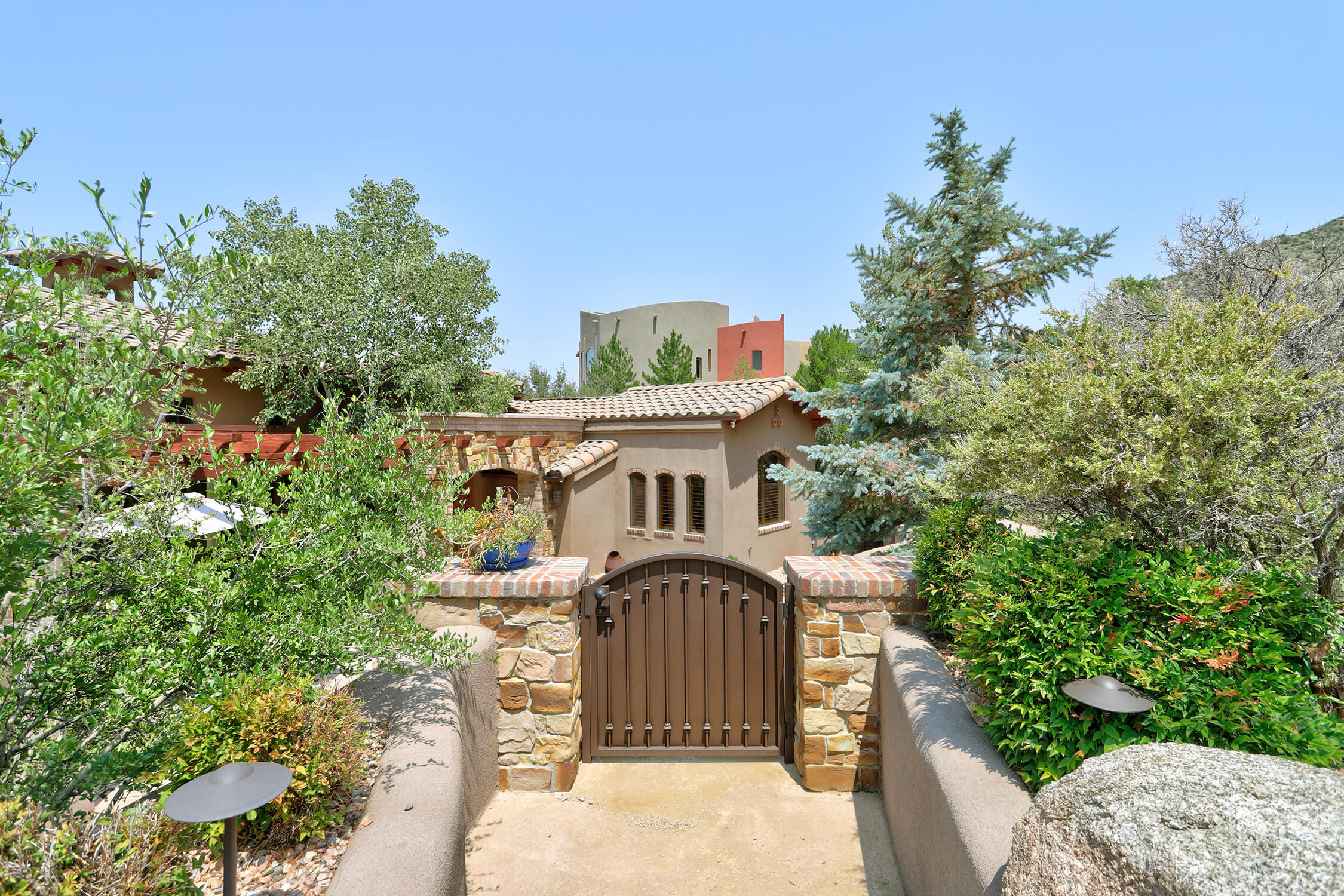 1113 La Luz Trail NE
