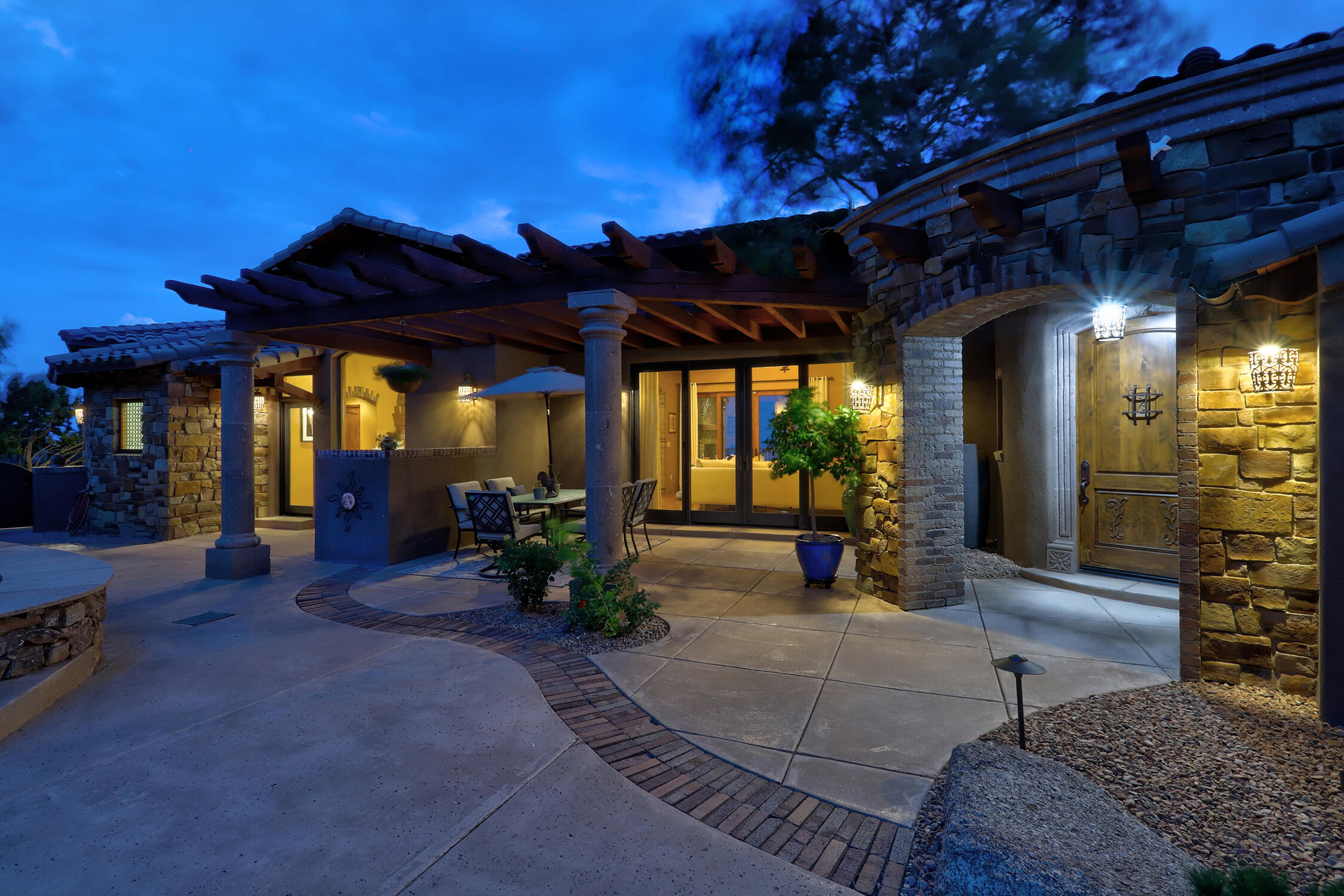 1113 La Luz Trail NE