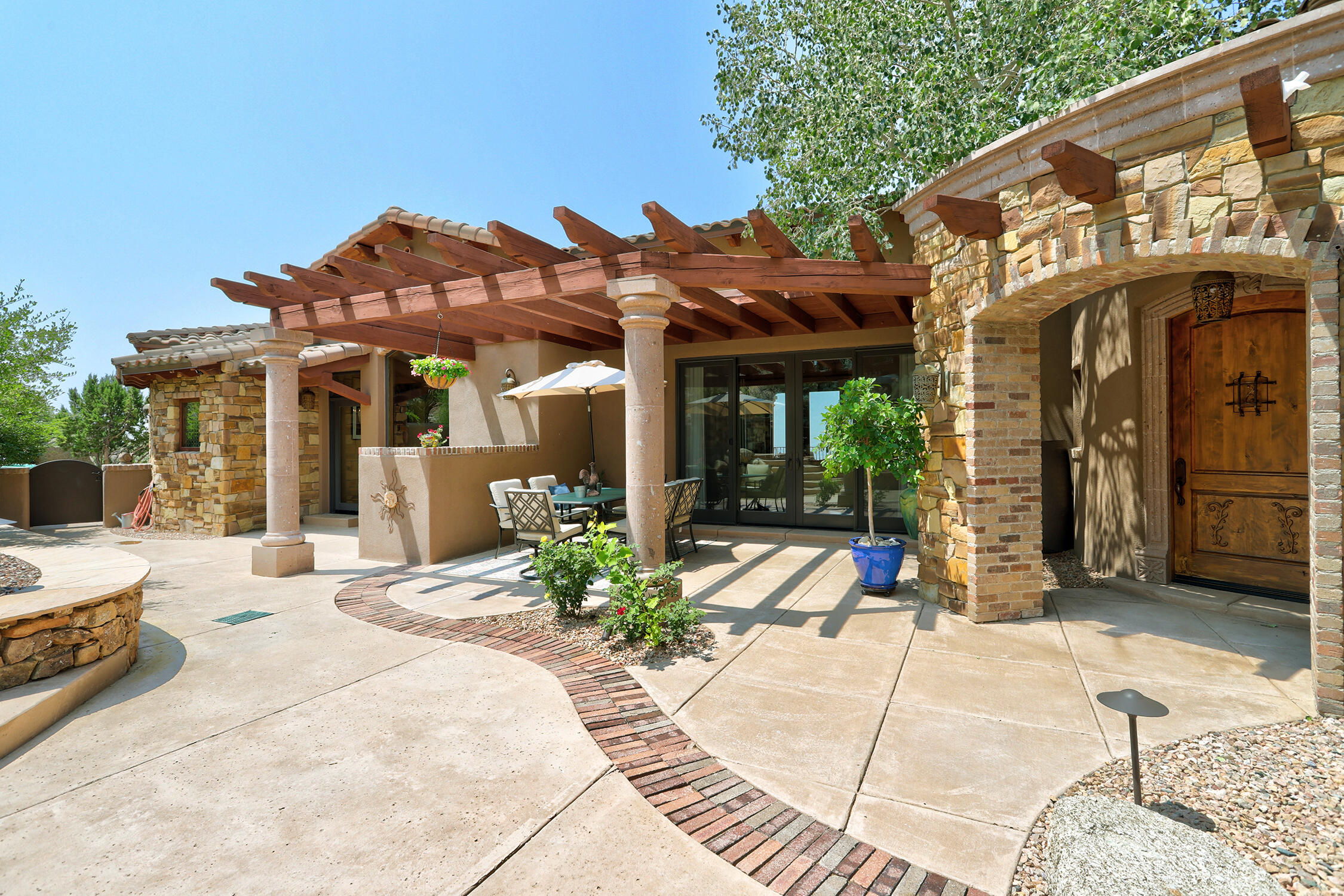 1113 La Luz Trail NE