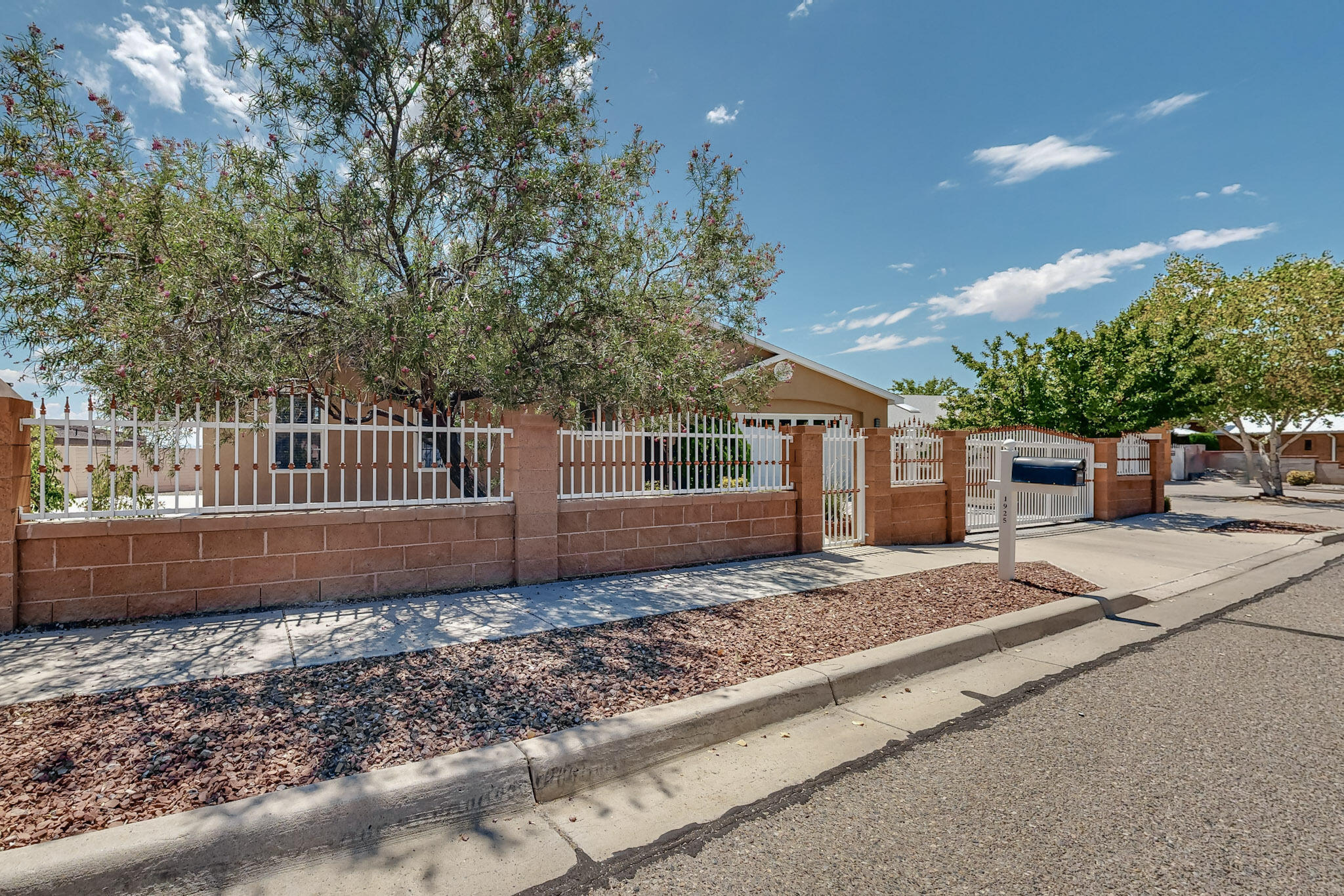 1925 Valley View Drive SW