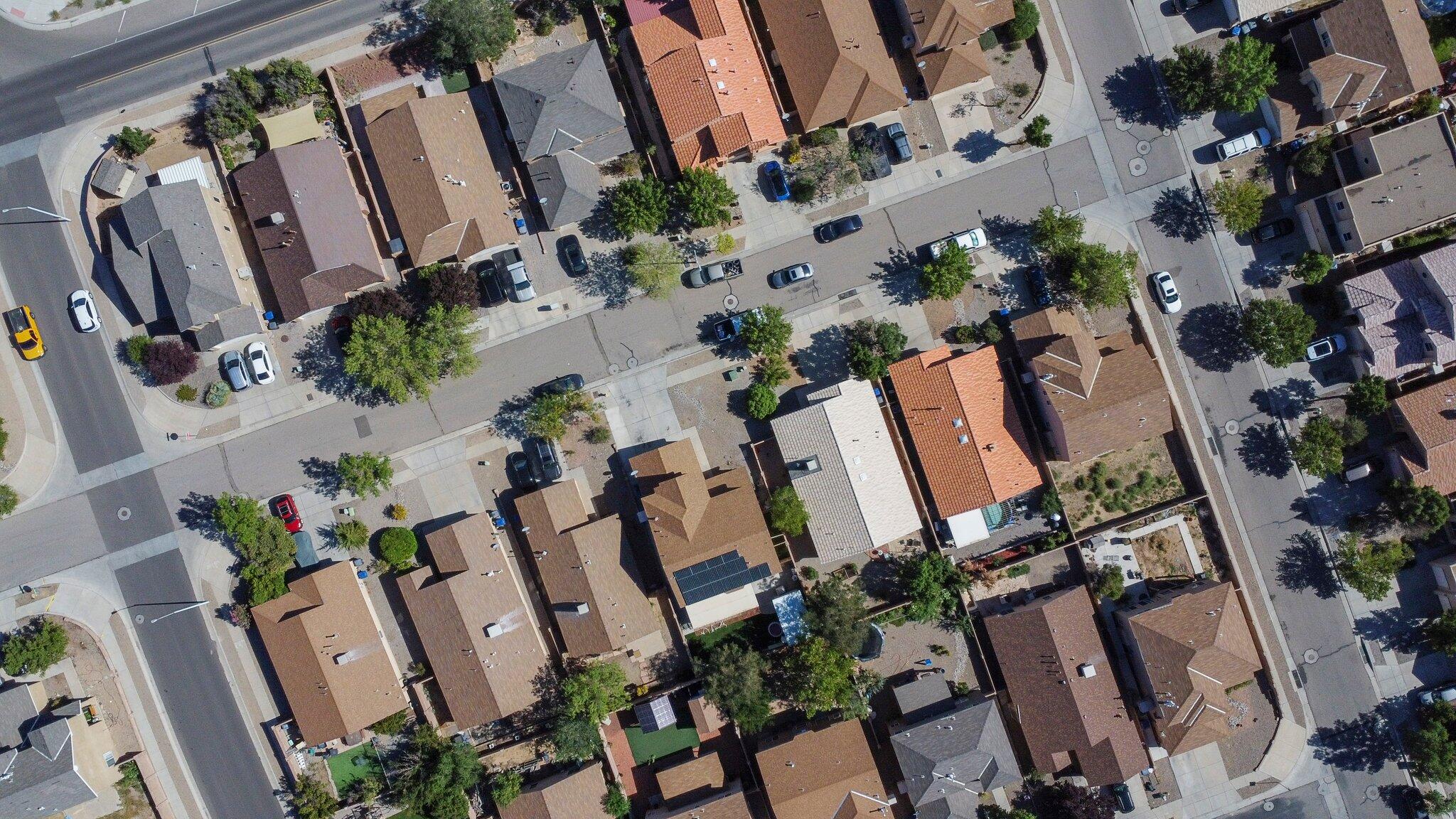 5812 Night Shadow Avenue NW