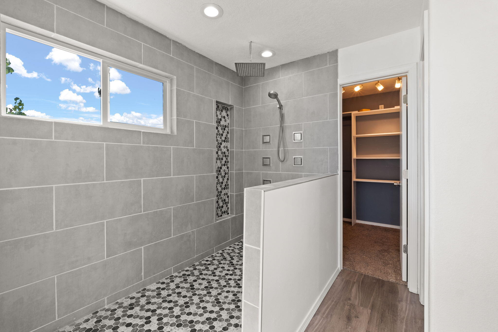 5812 Night Shadow Avenue NW