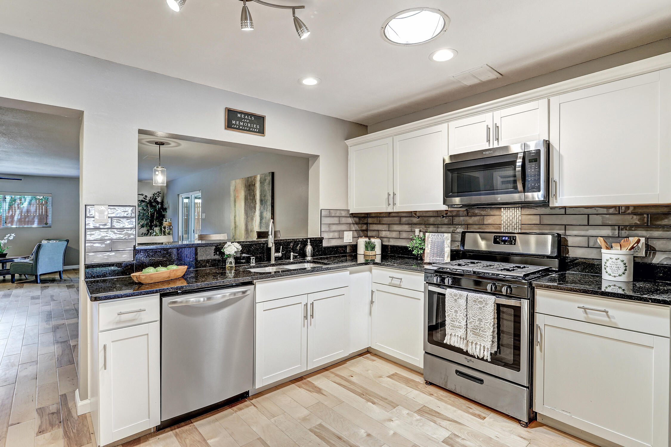 1424 Glorieta Street NE