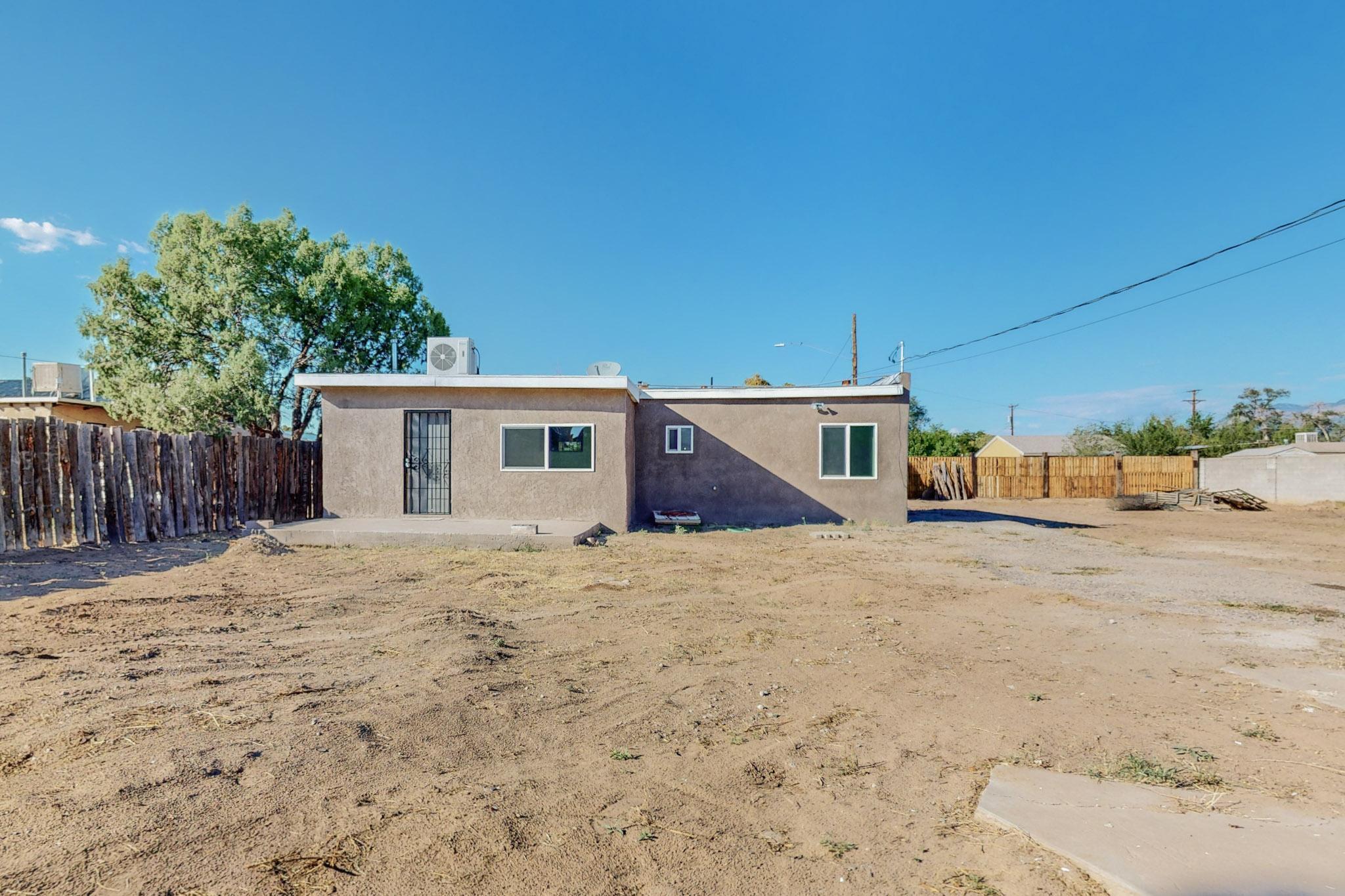 906 Alta Monte Avenue NW