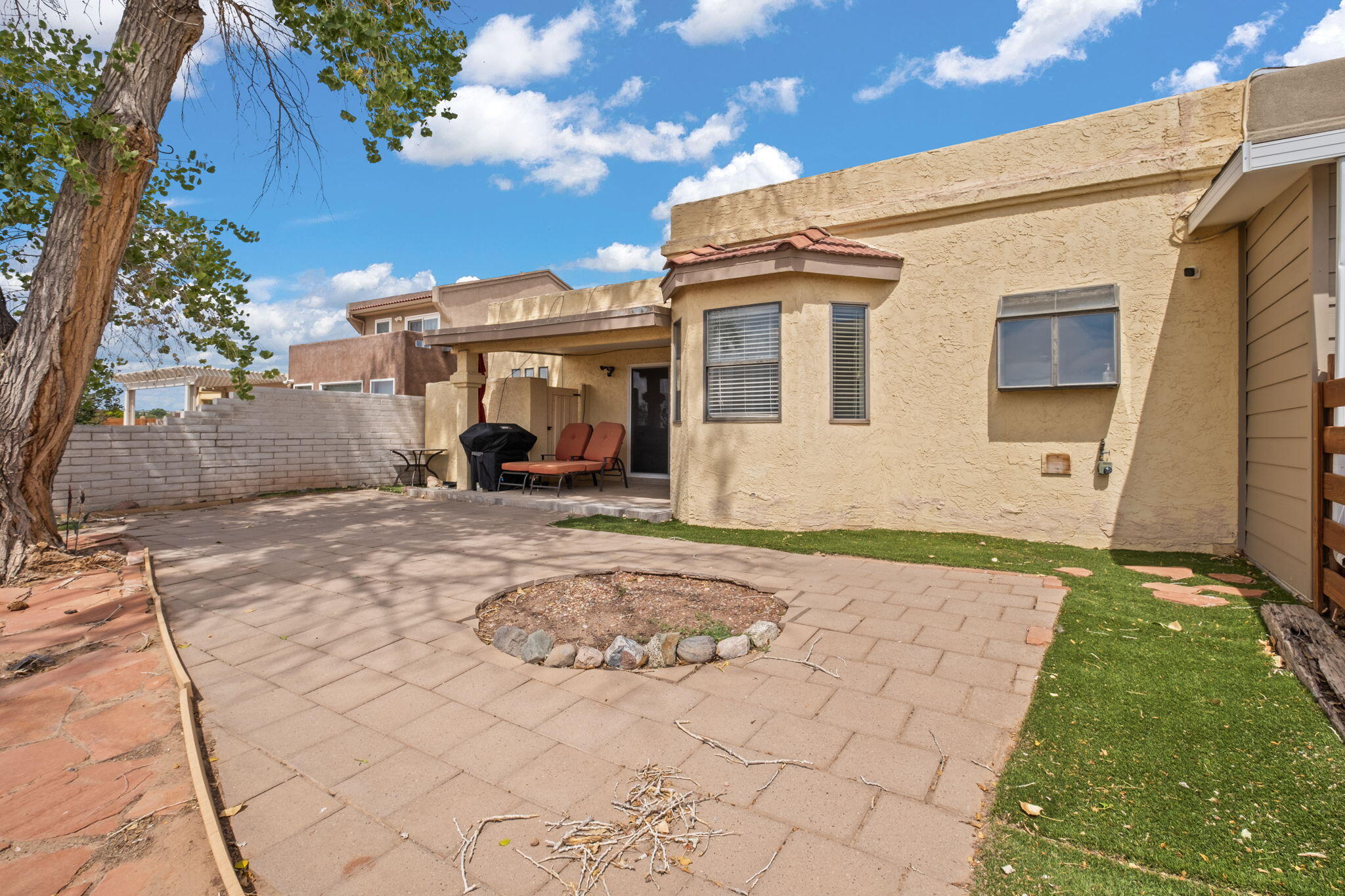 628 Lakeview Circle SE