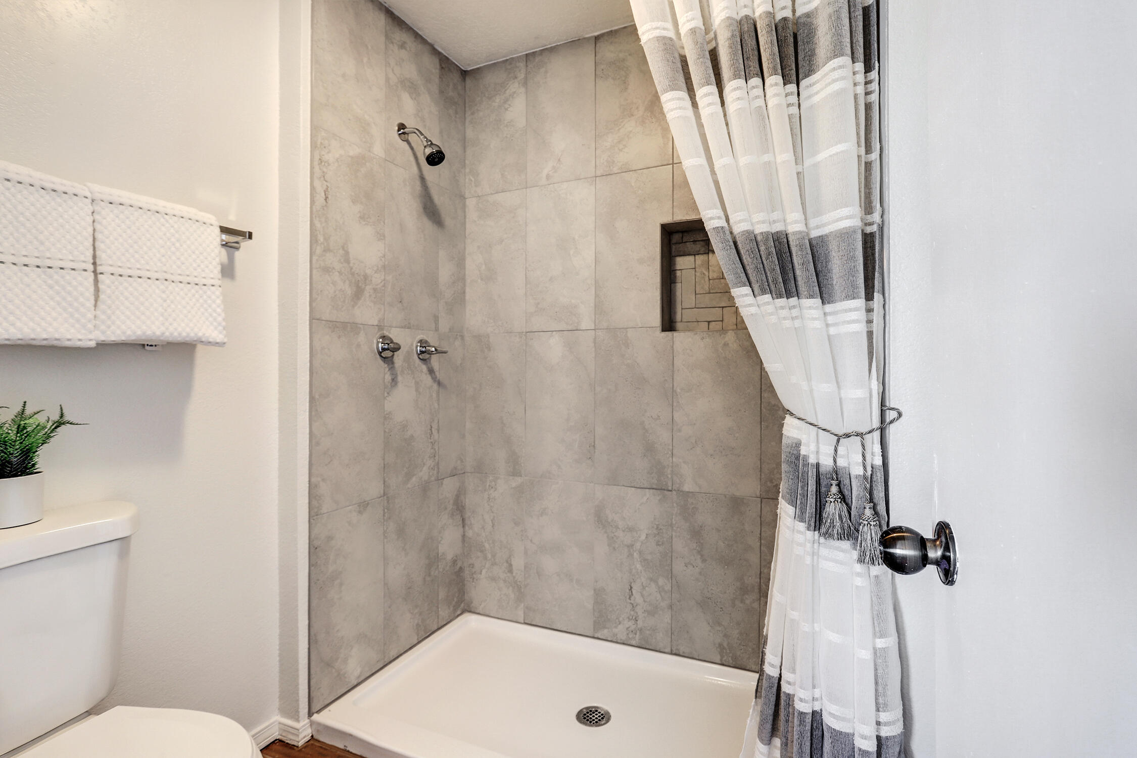 1600 ROSEWOOD Avenue NW