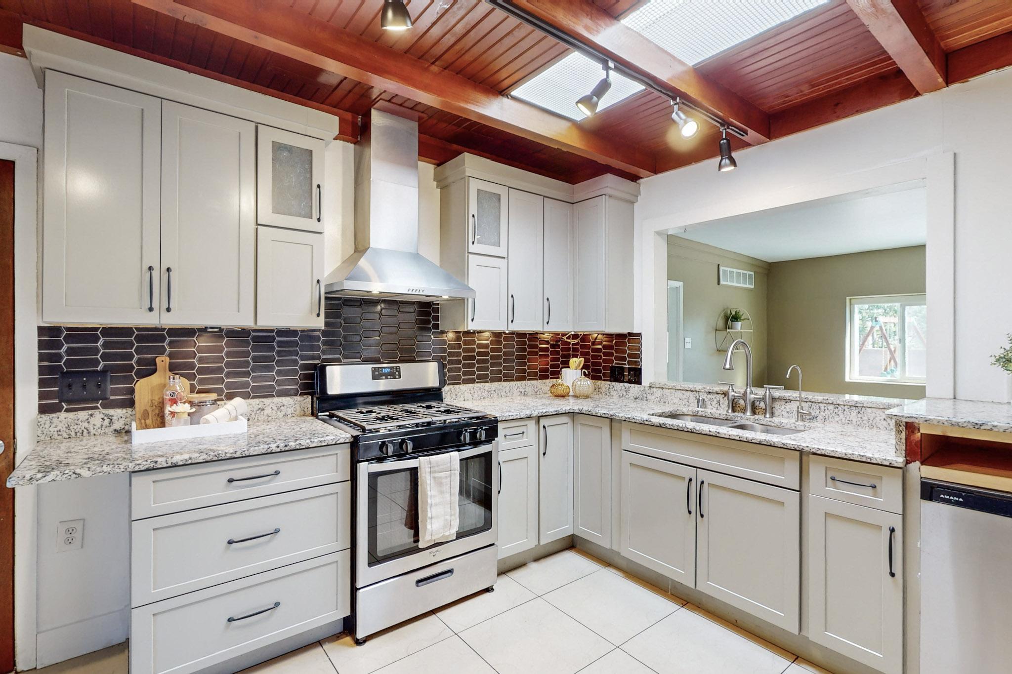 412 GENERAL HODGES Street NE