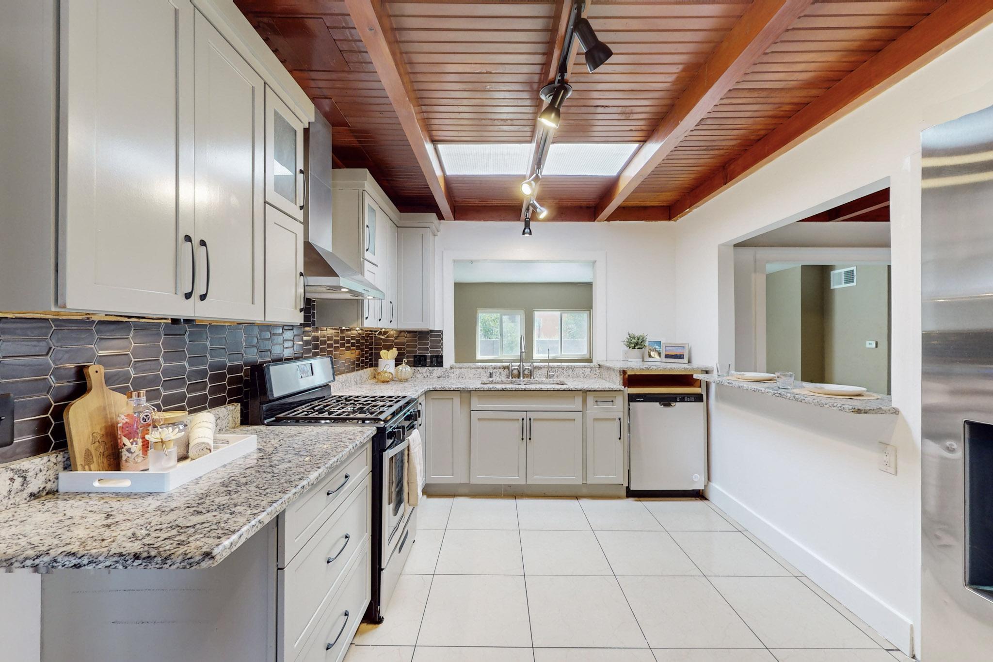 412 GENERAL HODGES Street NE