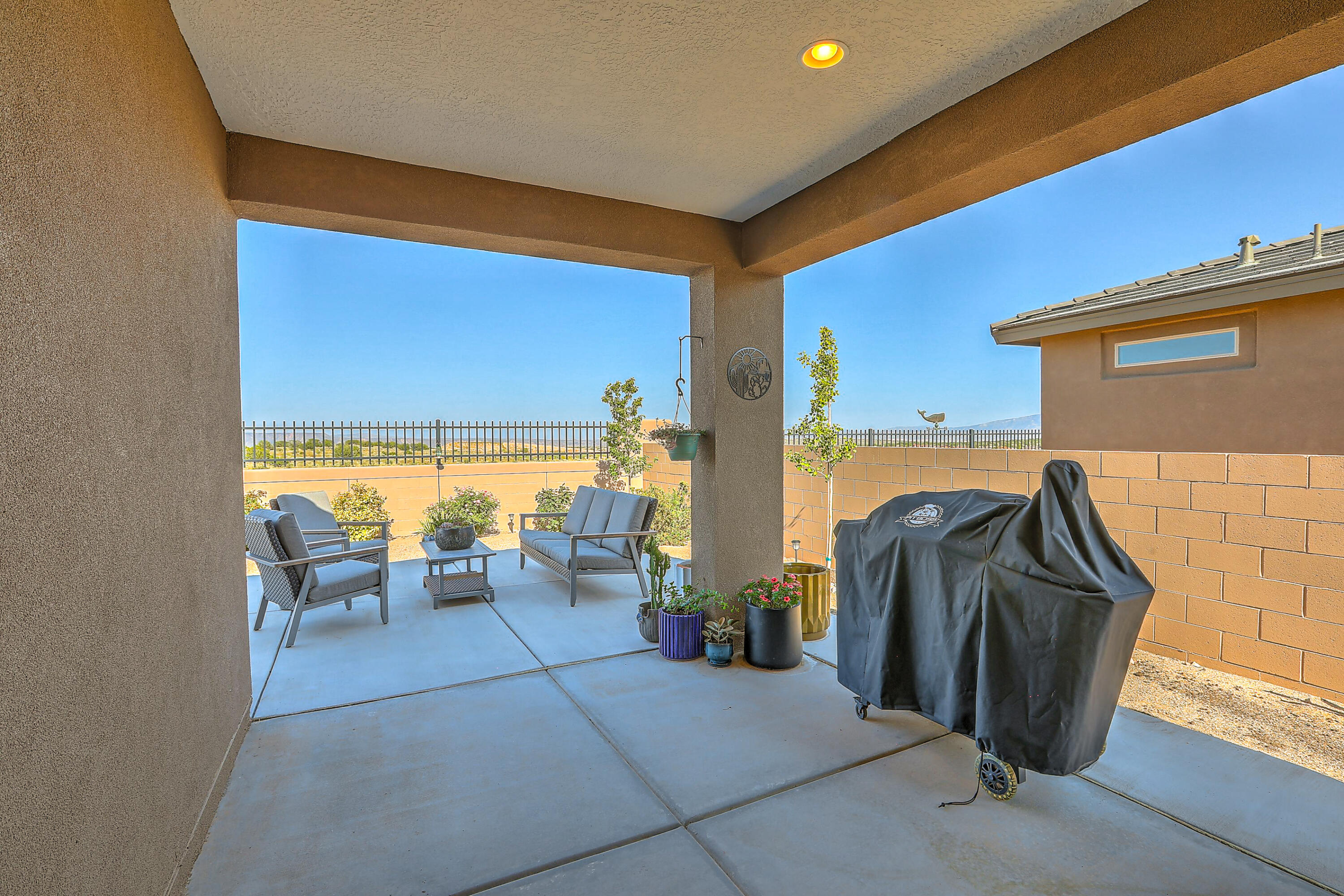 2915 KINGS CANYON Loop NE