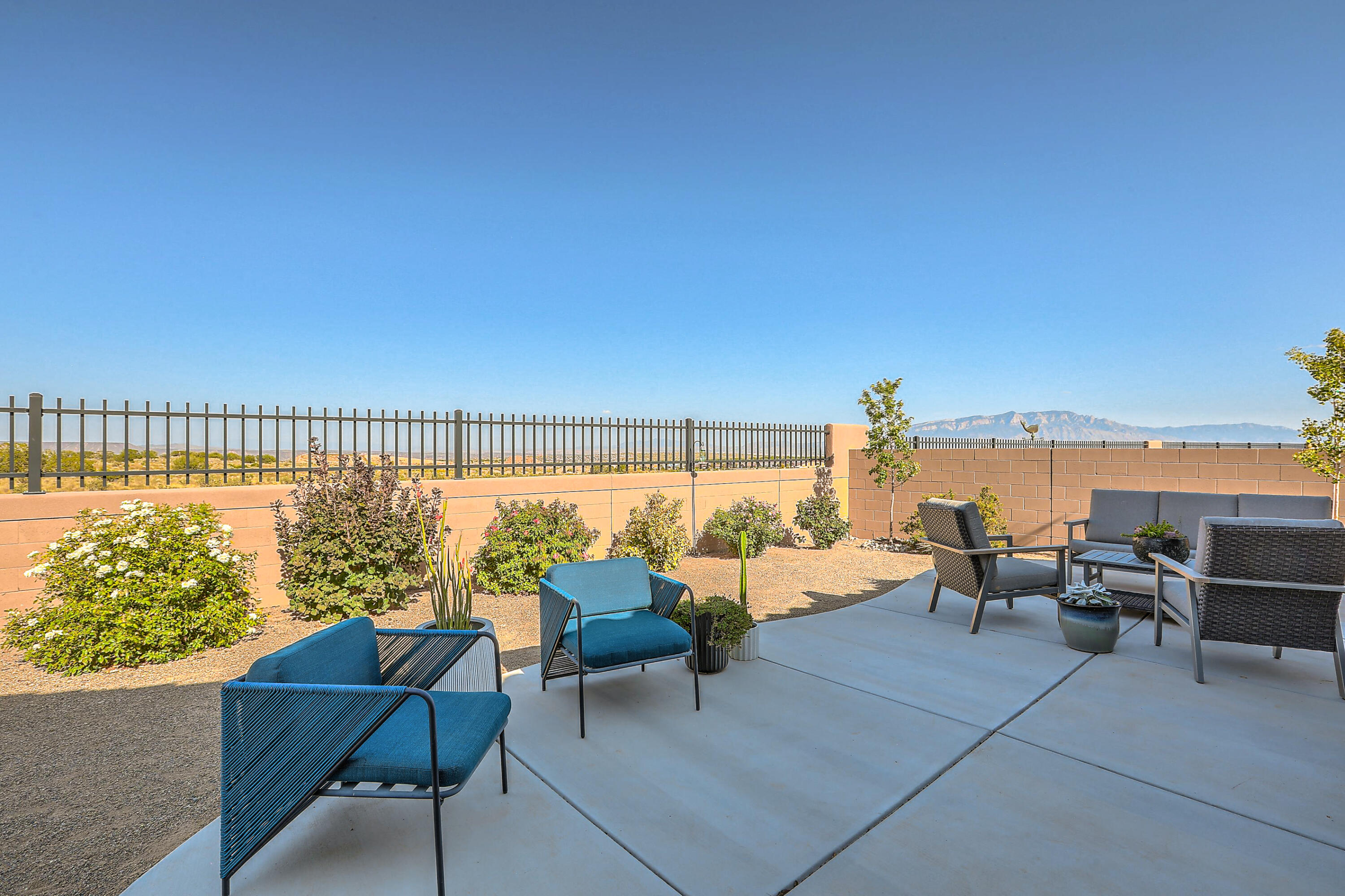 2915 KINGS CANYON Loop NE