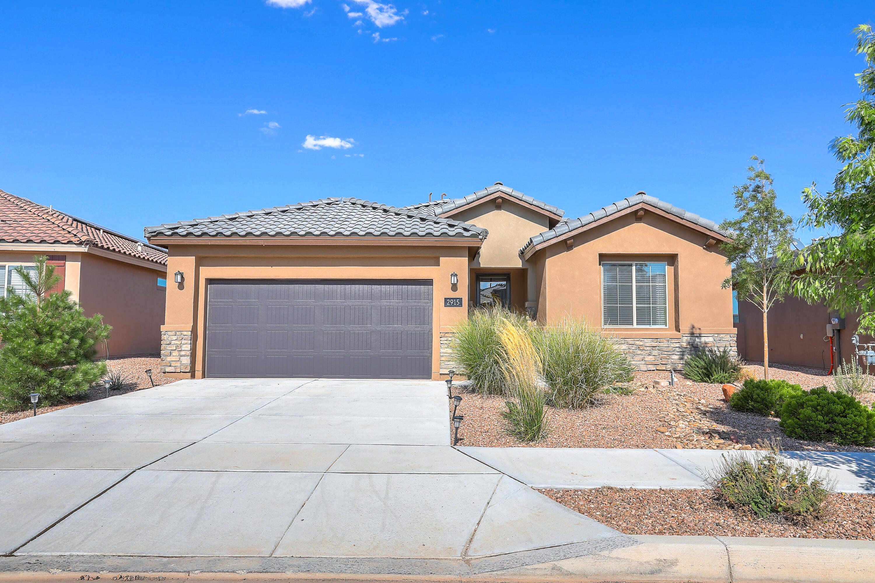 2915 KINGS CANYON Loop NE