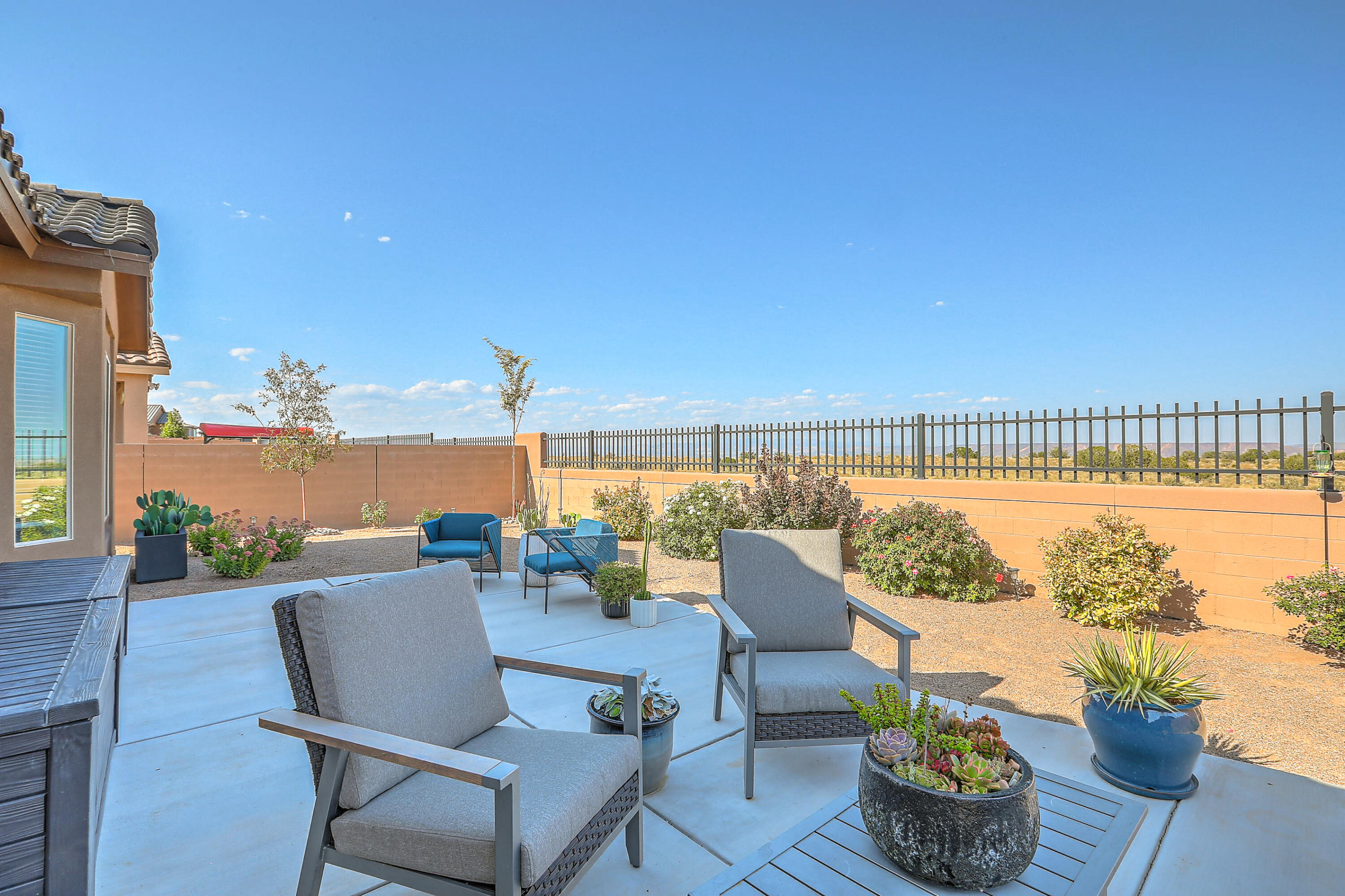 2915 KINGS CANYON Loop NE