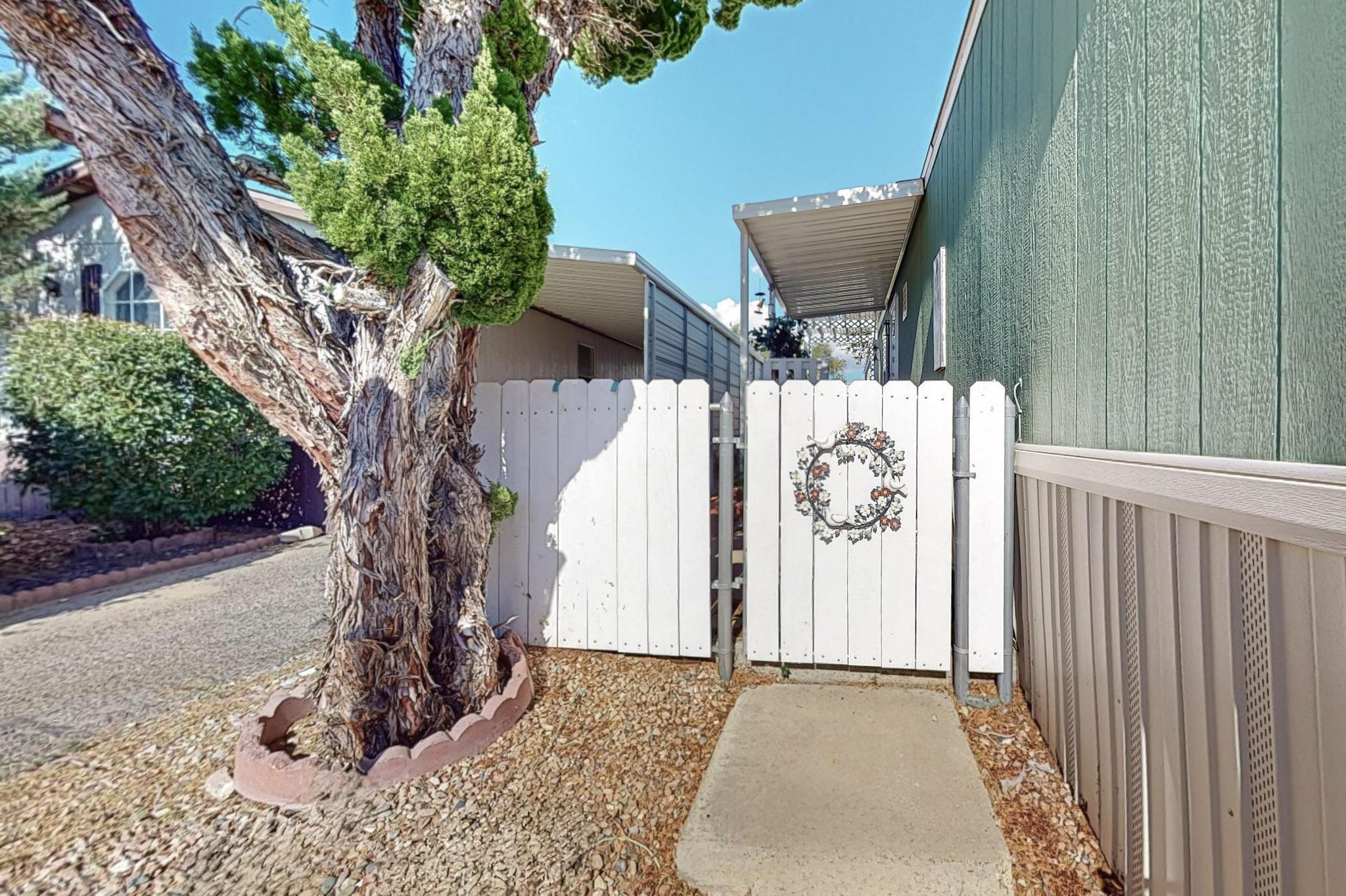 1074 MUSTANG Trail SE