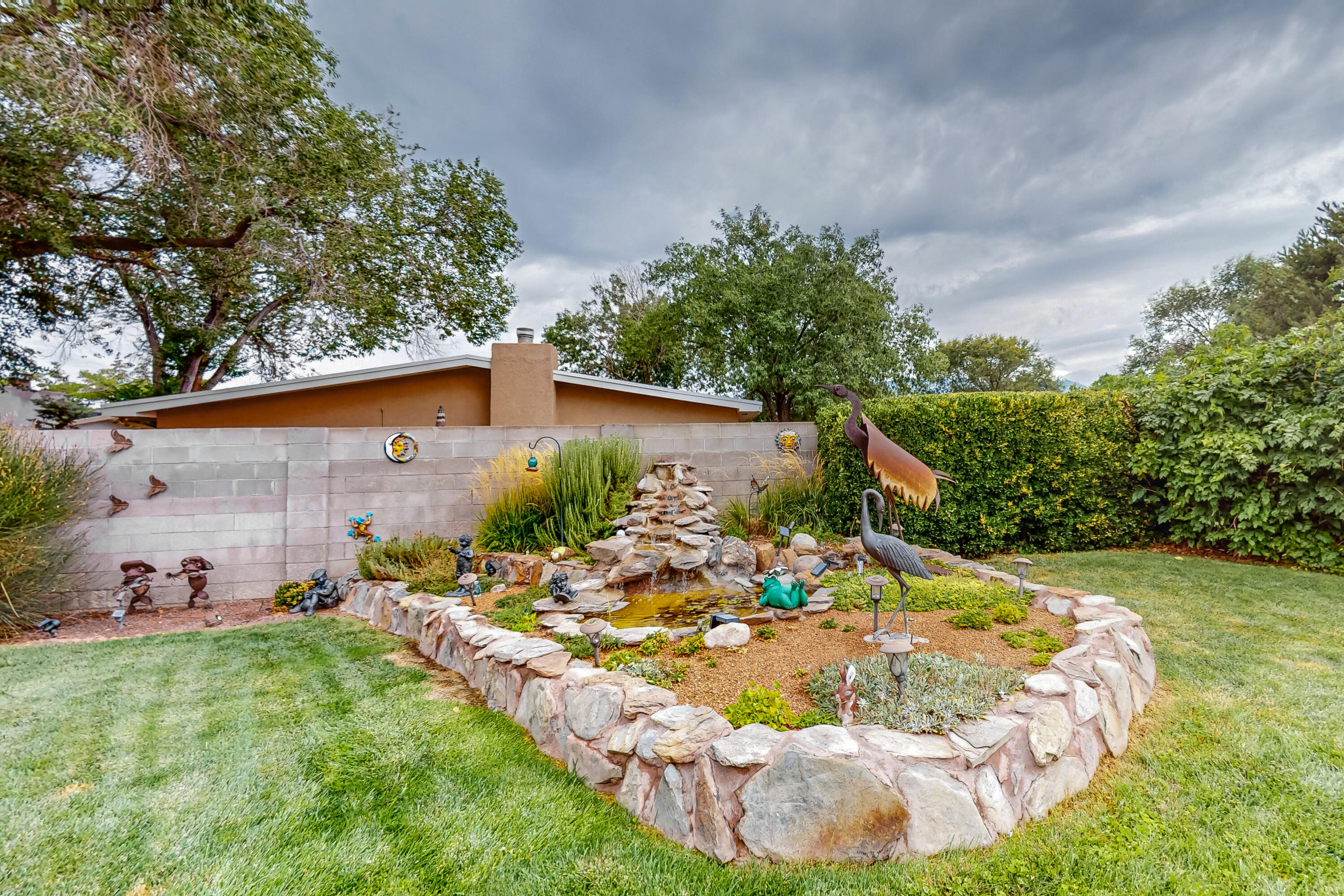 8605 CAPULIN Road NE