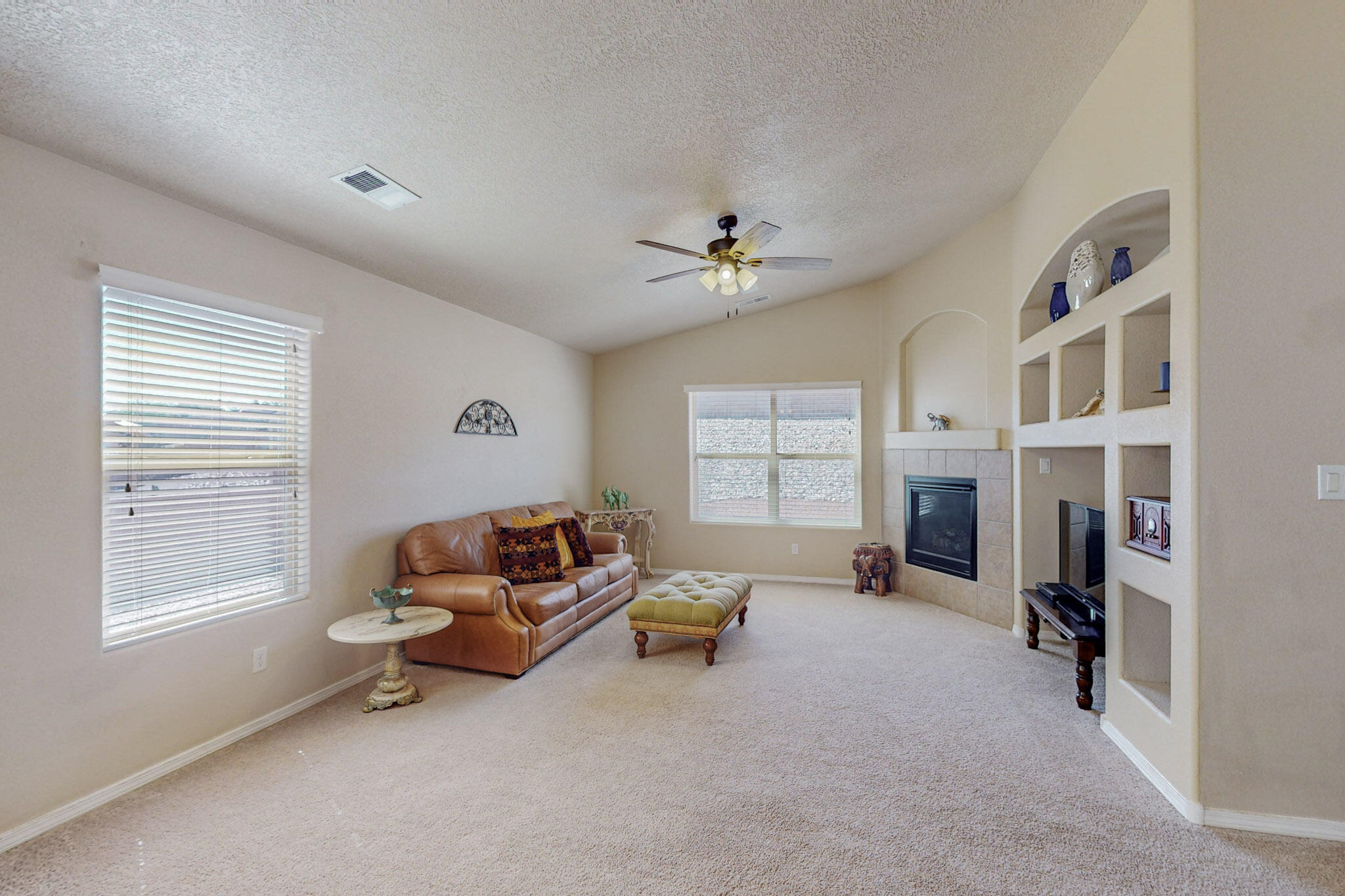 3818 CHOLLA Drive NE