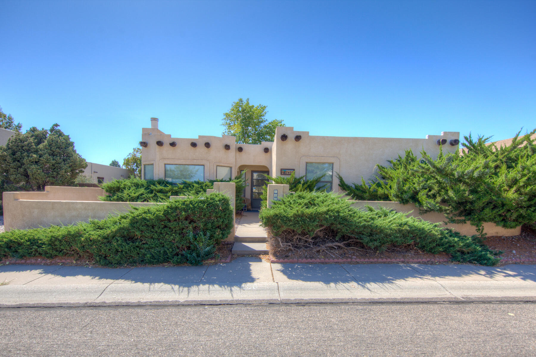 7400 LYNWOOD Drive NW