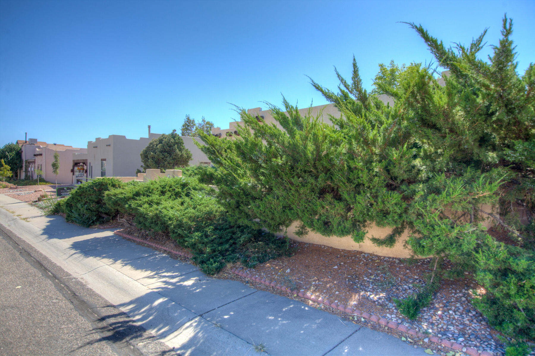 7400 LYNWOOD Drive NW