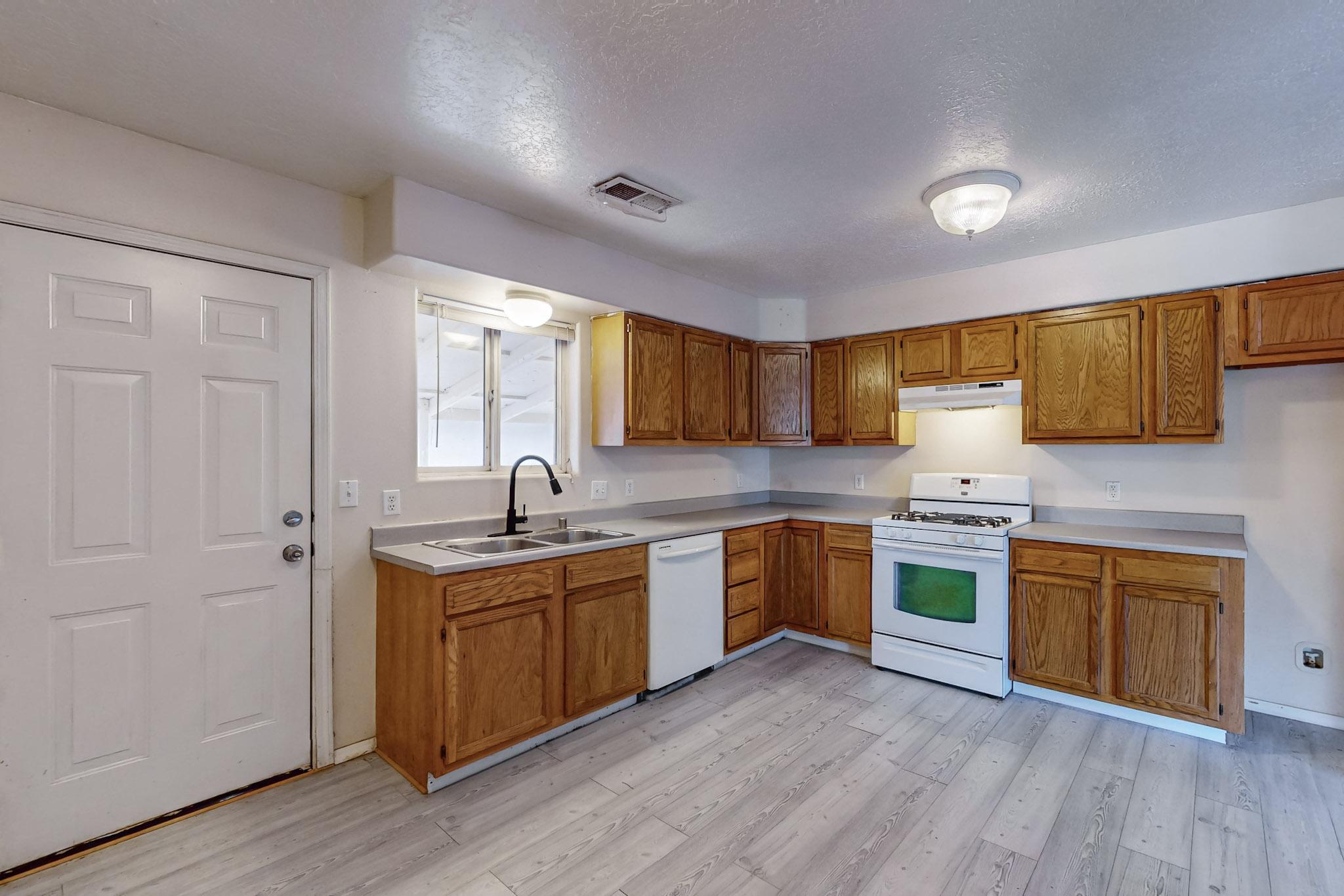 604 W SANTA FE Avenue