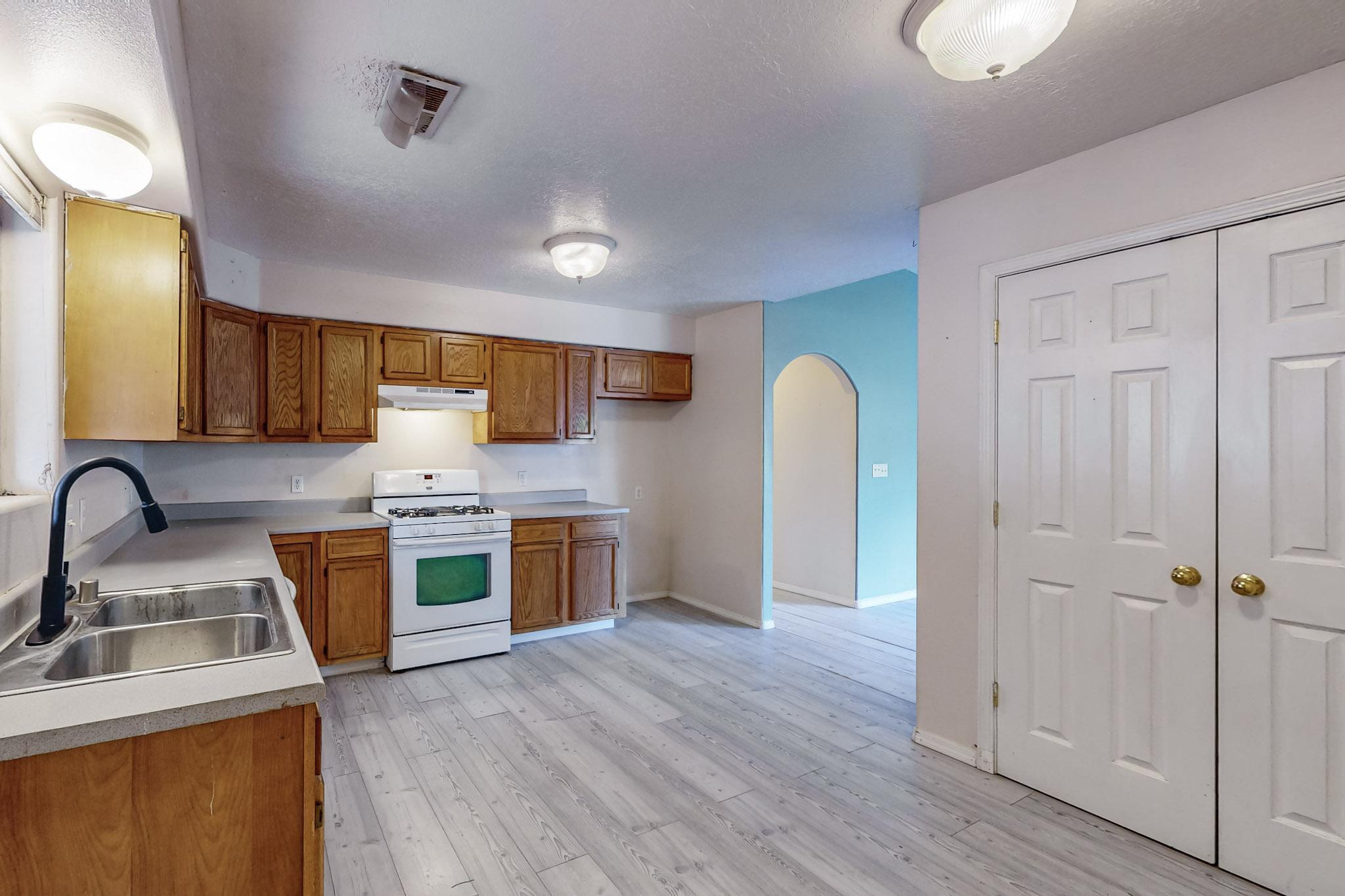 604 W SANTA FE Avenue