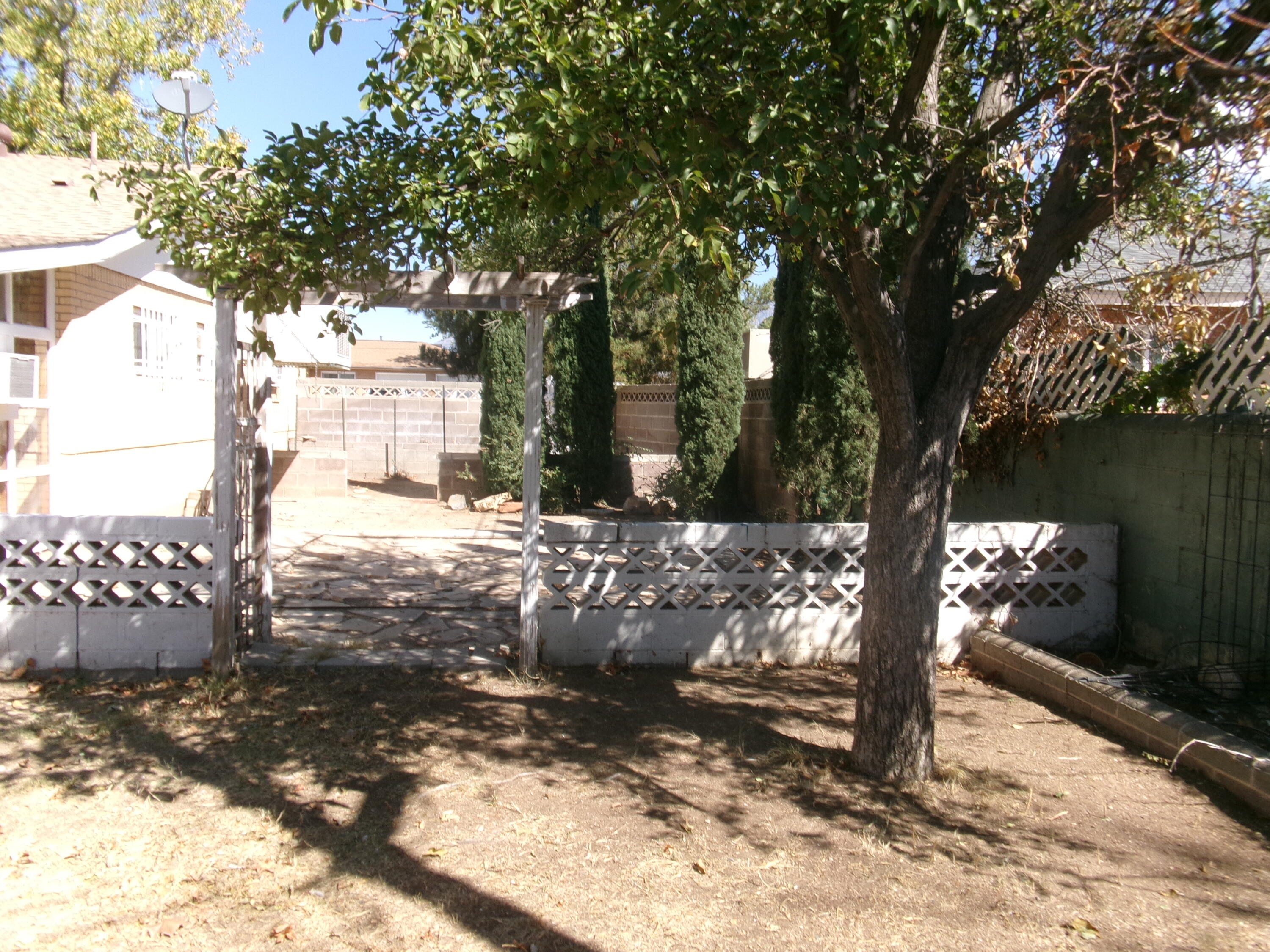 7904 CUTLER Avenue NE