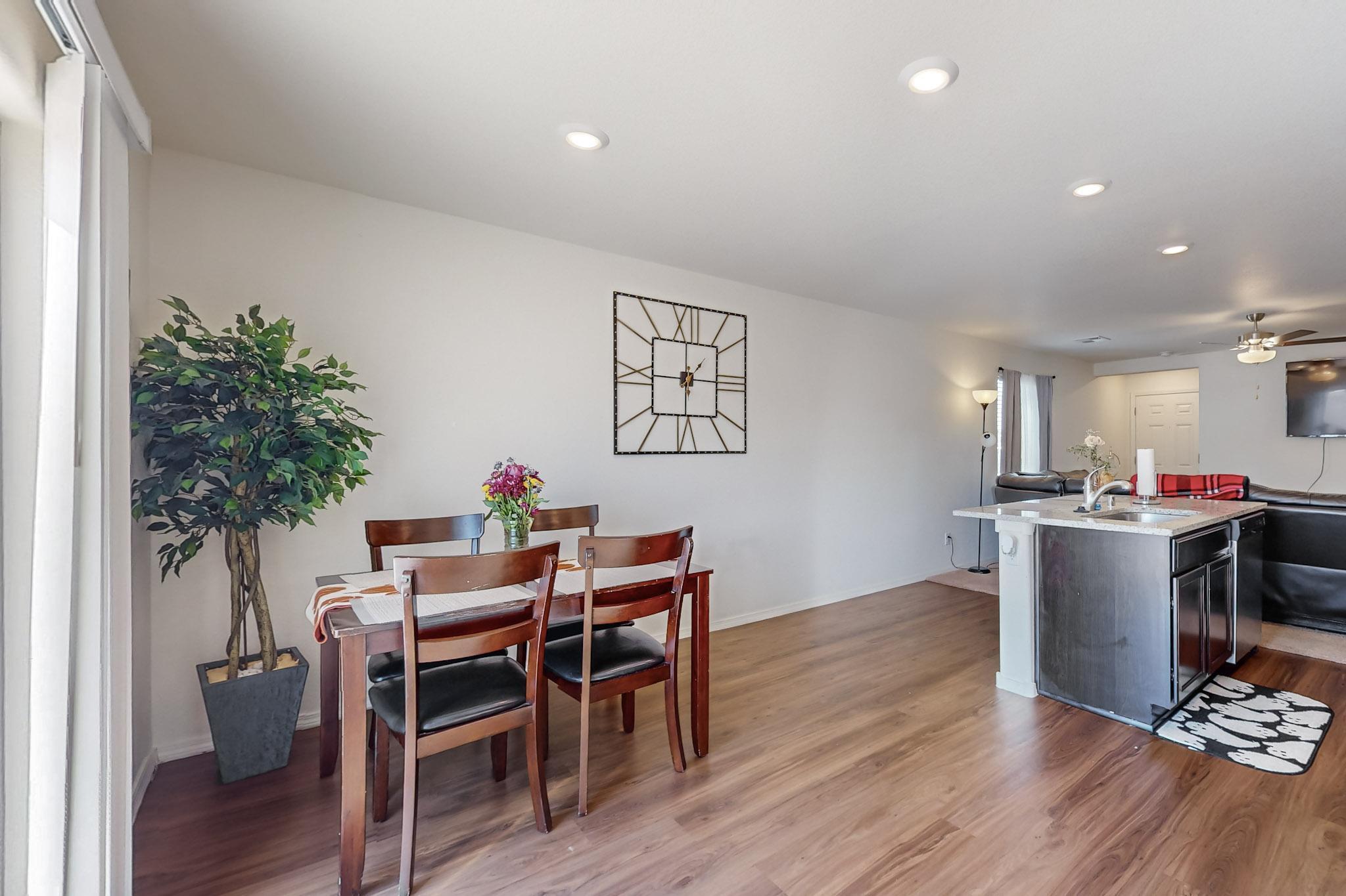 2403 CALLE DEL LOS CLAVELES