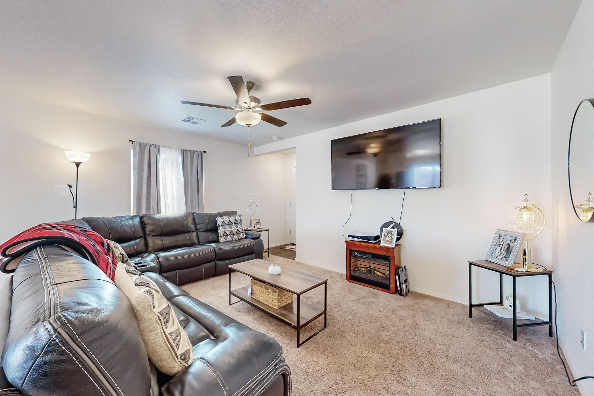 2403 CALLE DEL LOS CLAVELES