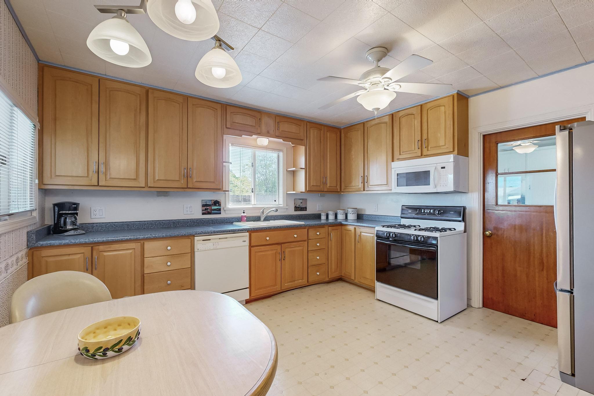 1834 CALLE LOS VECINOS NW