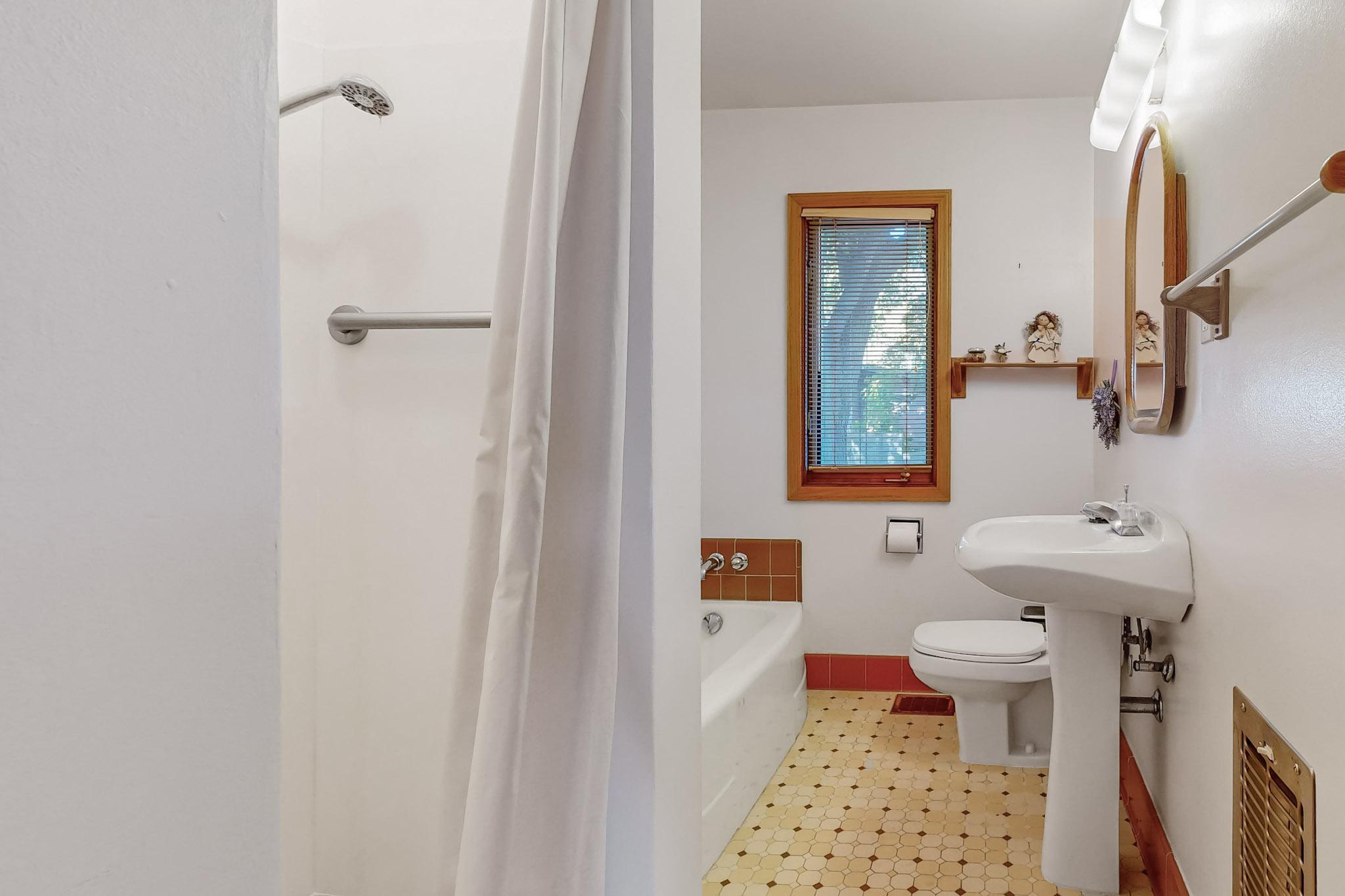 1834 CALLE LOS VECINOS NW