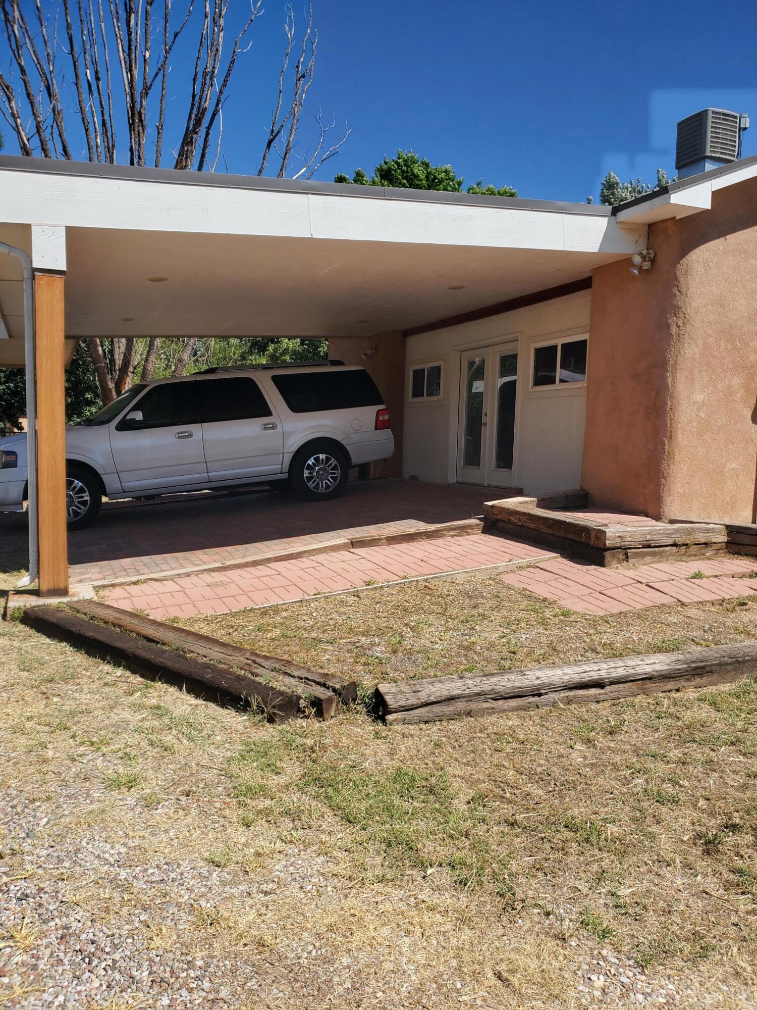 450 HATHAWAY Circle