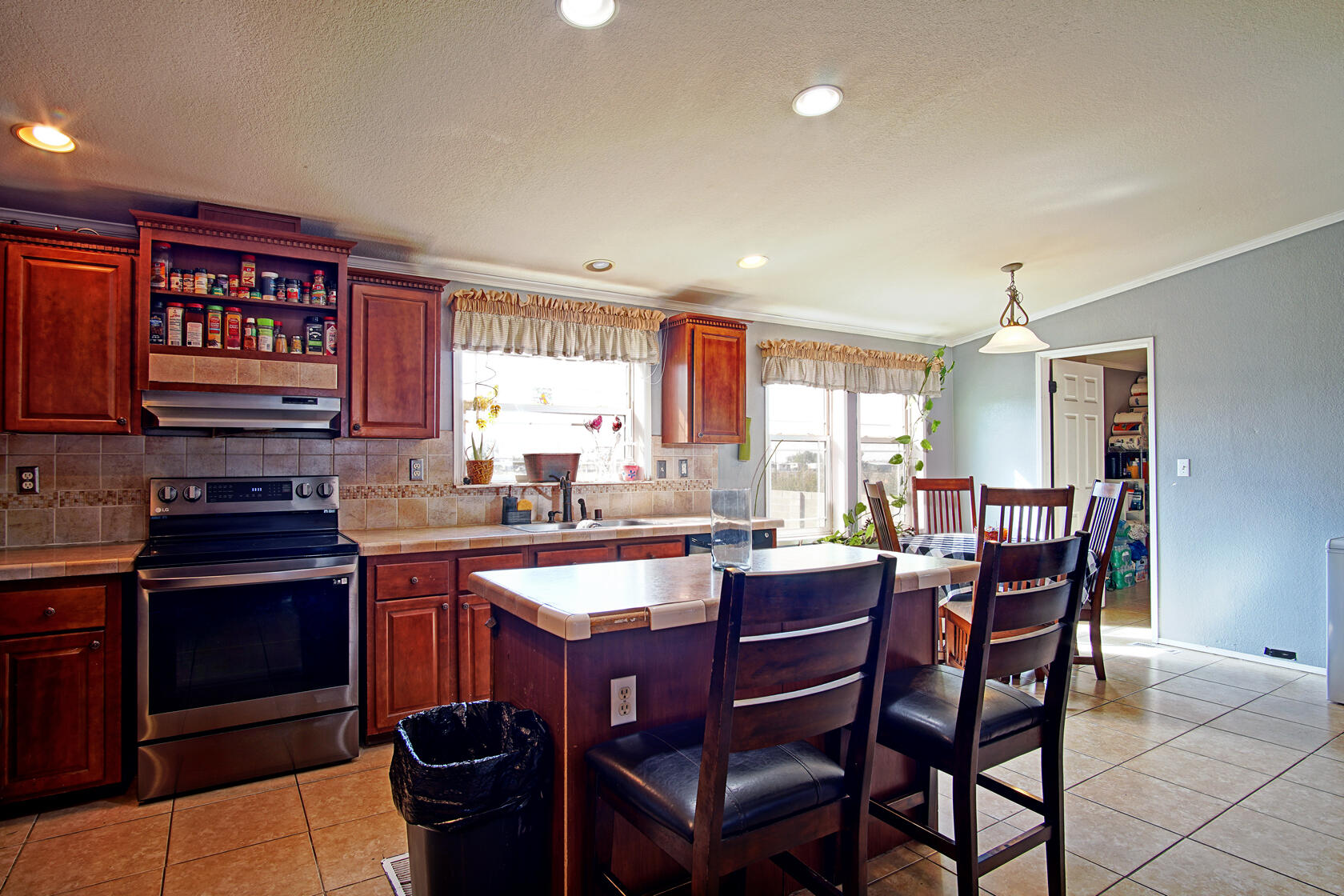 570 MEADOWLAKE Road
