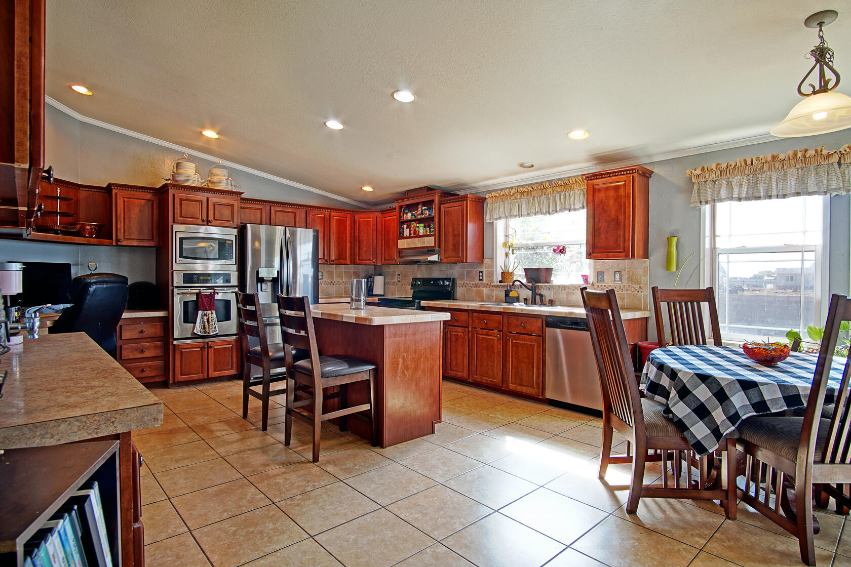570 MEADOWLAKE Road