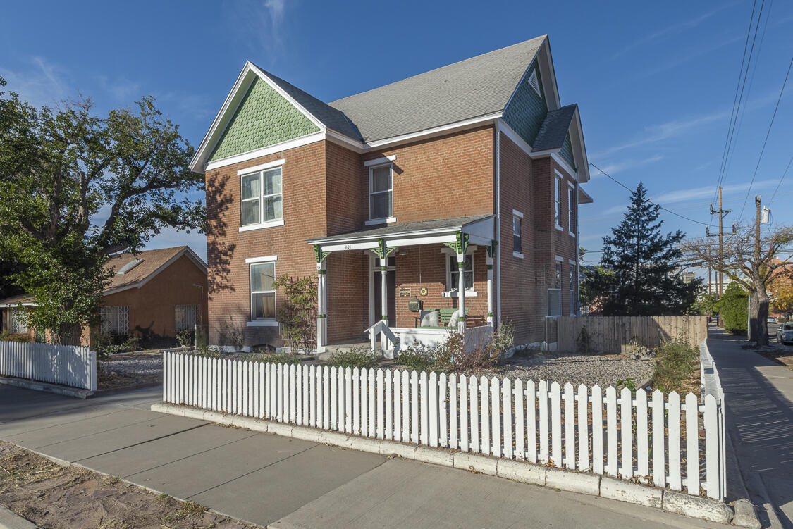 301 EDITH Boulevard SE