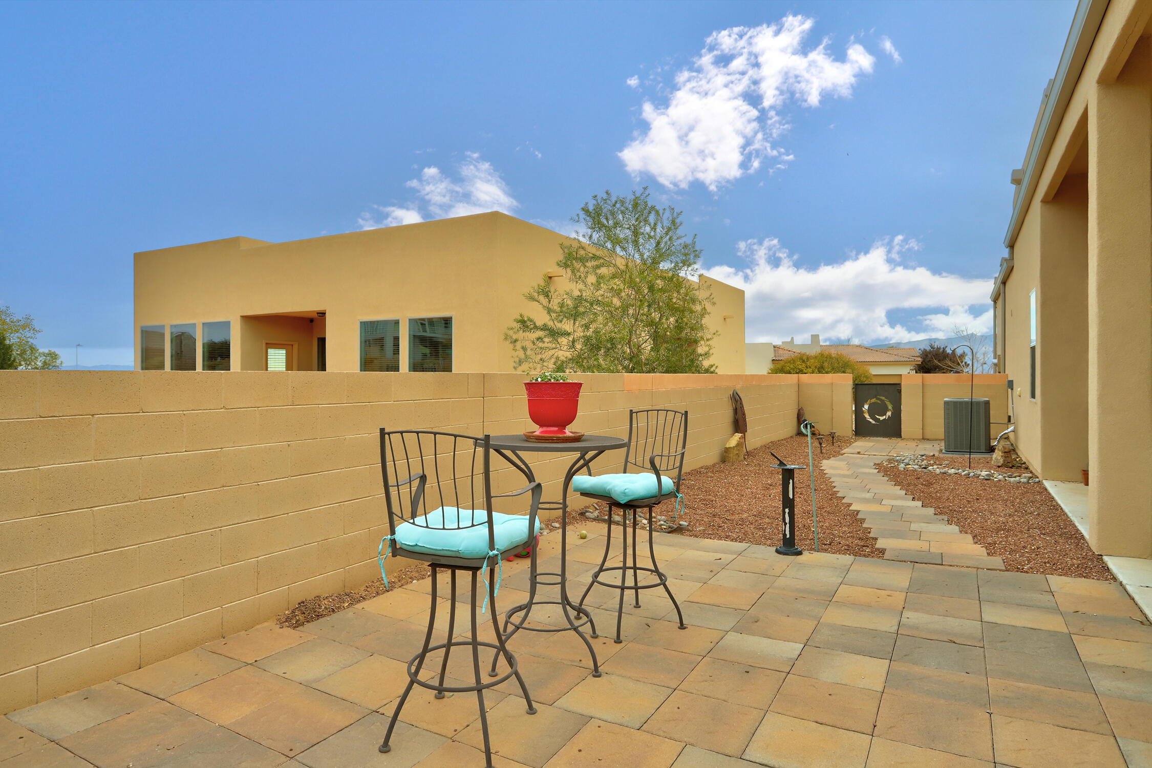 2505 REDONDO SANTA FE NE